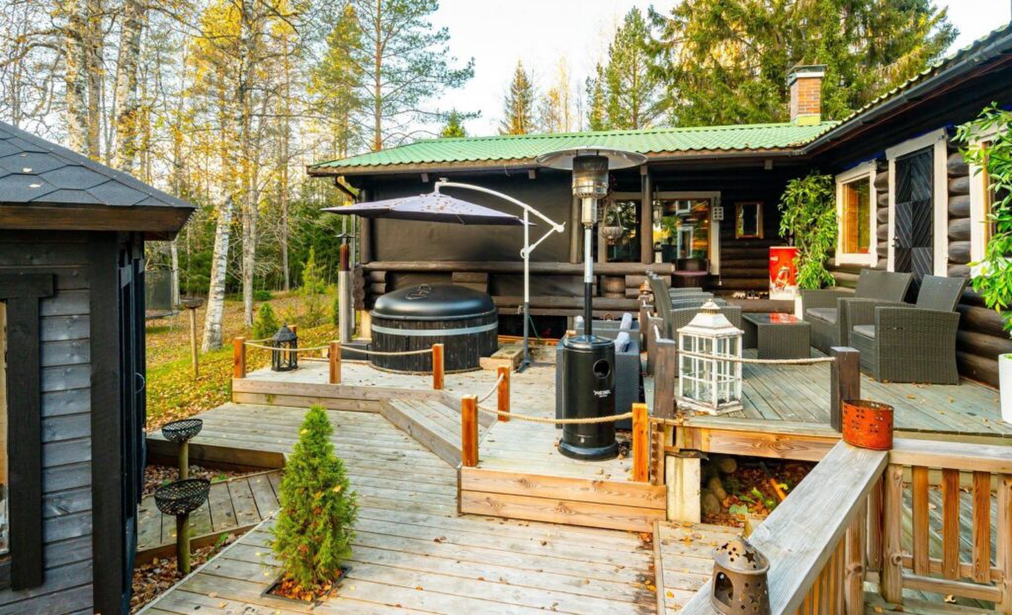 De achtertuin van de Finse blokhutvilla.