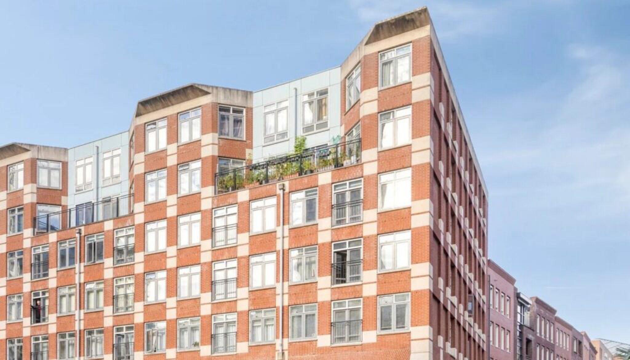 Het pand waarin het appartement van Barry Atsma zich bevindt.