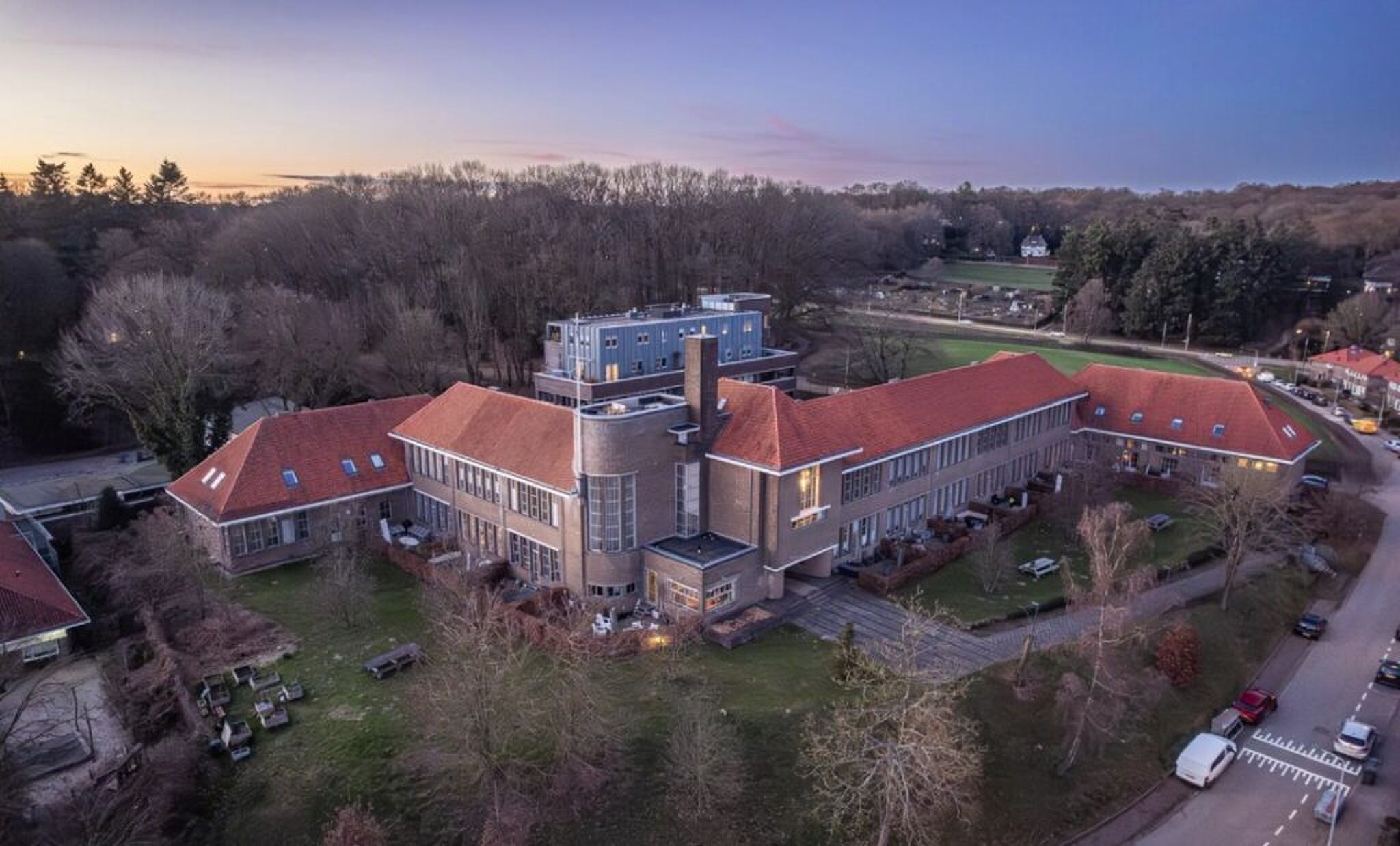 De voormalige school die op Funda staat.