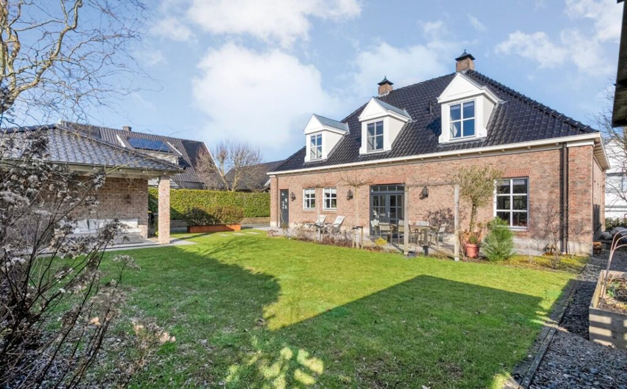 De achterzijde van de Funda-villa over de grens.