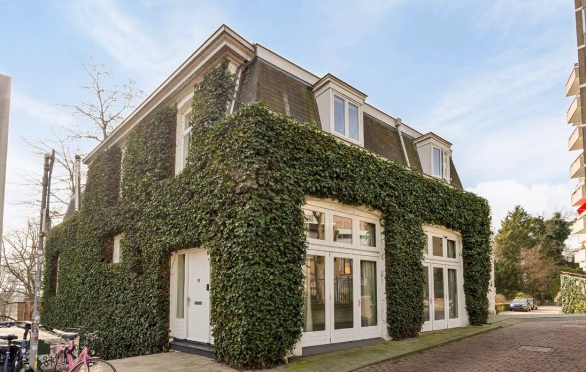 De voorzijde van de luxe woning op Funda.