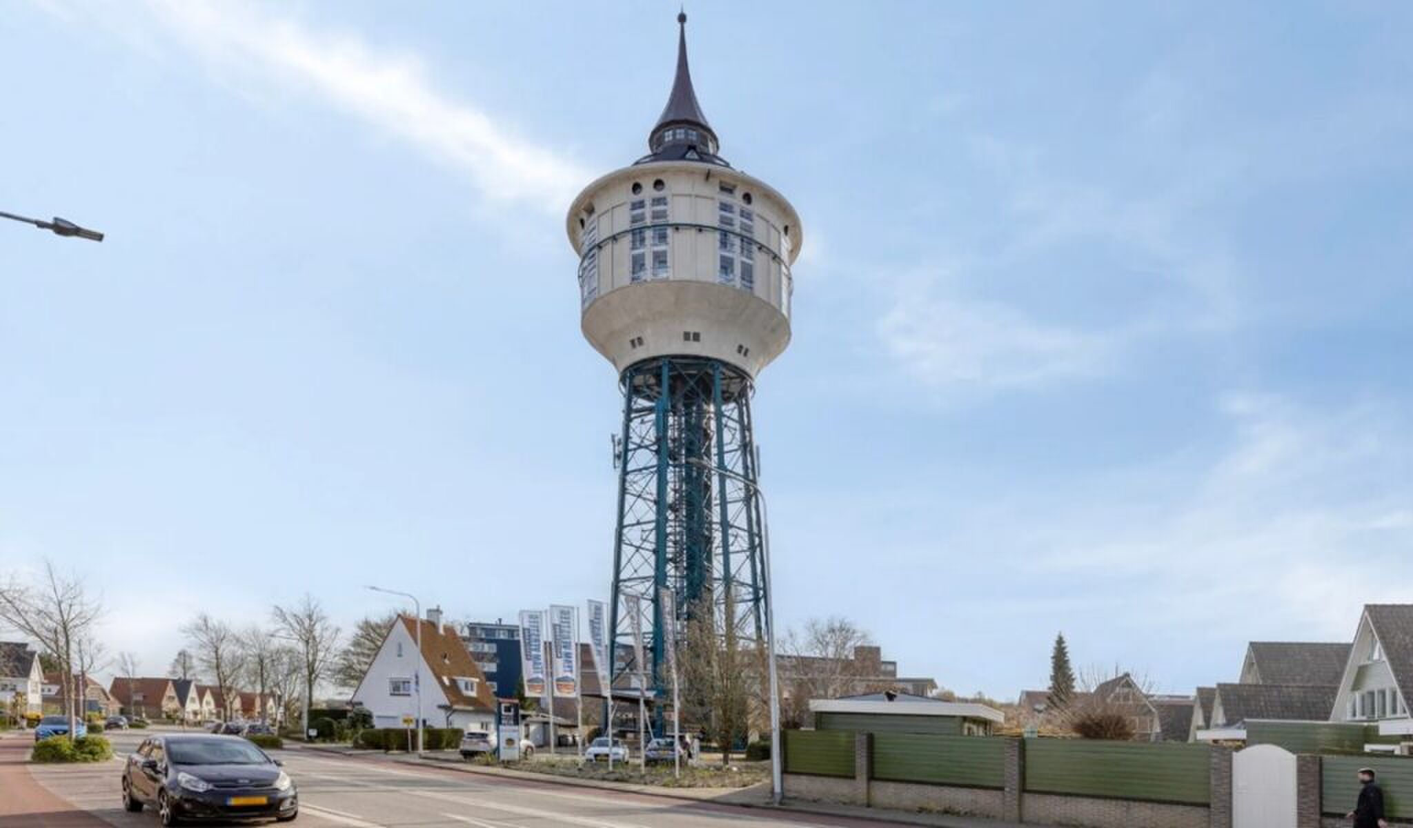 De watertoren waarin een appartement te koop staat.