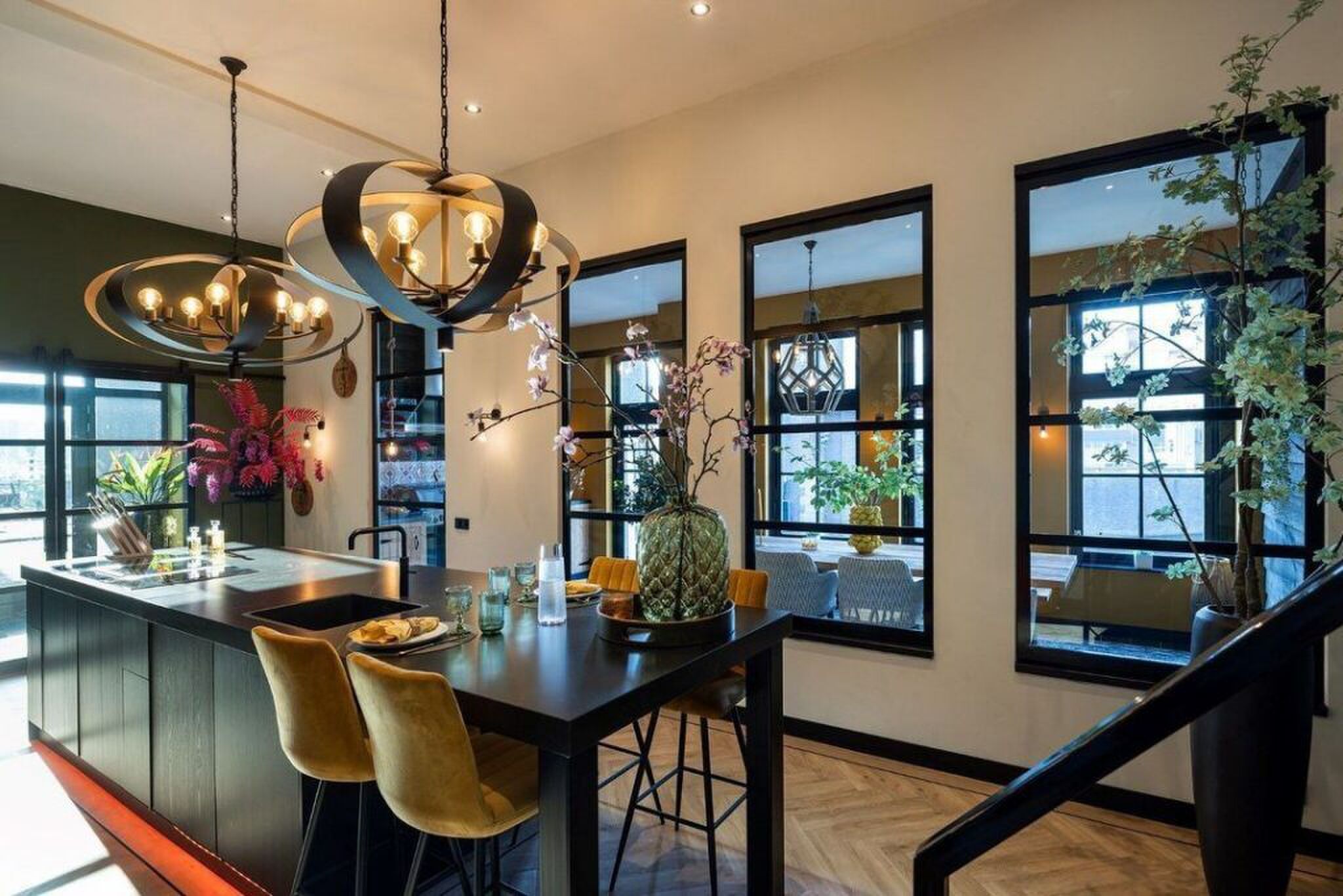 De keuken van de woning die vroeger een sportschool was.