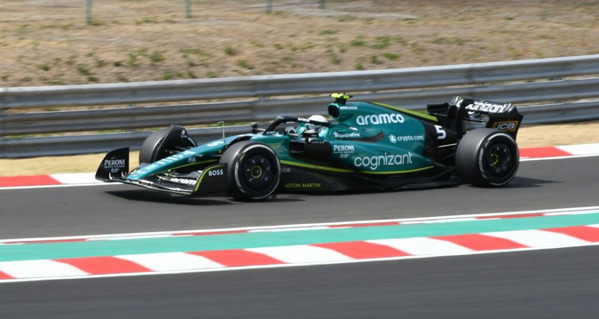 Een F1-auto op het circuit.