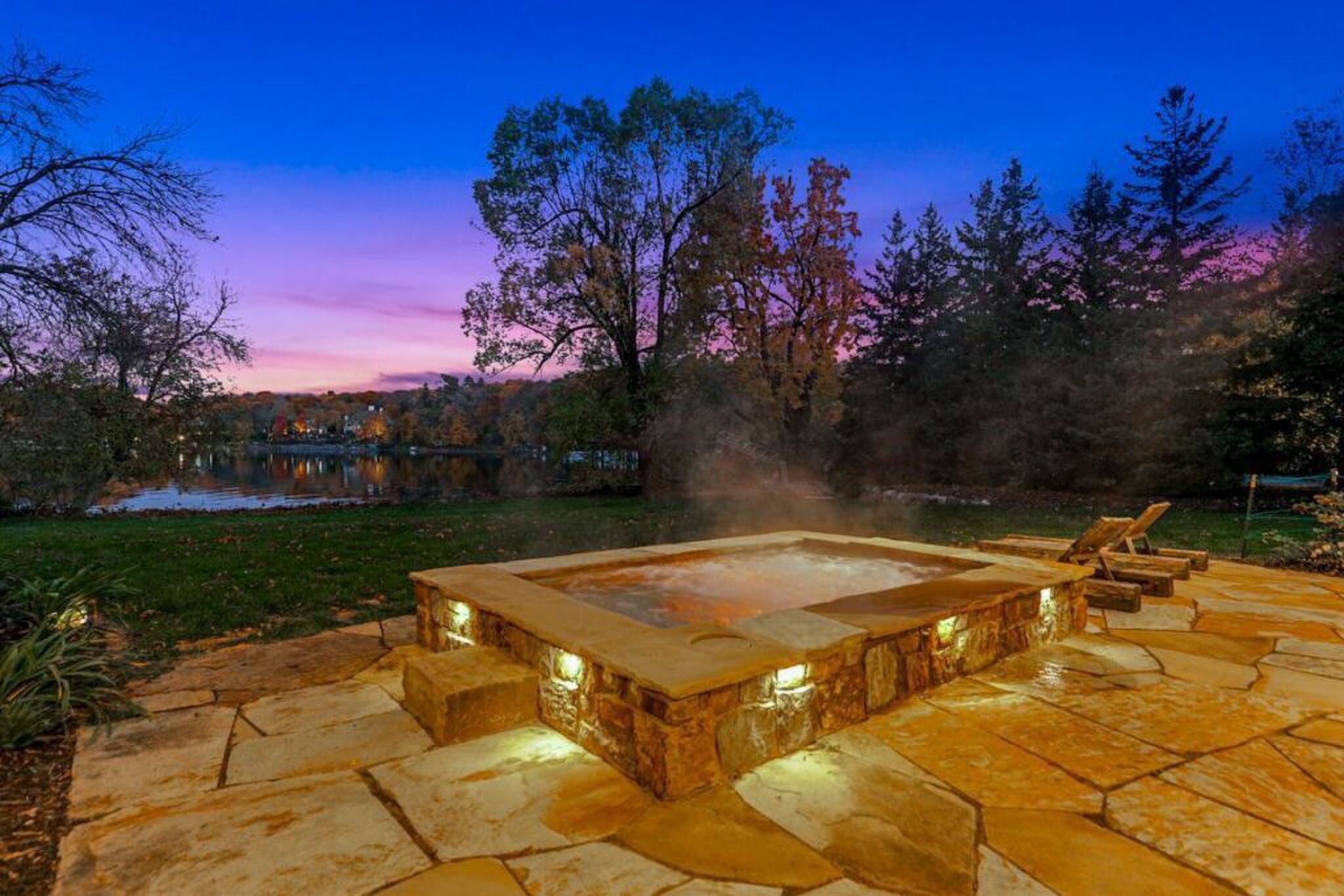 De unieke jacuzzi in de achtertuin.