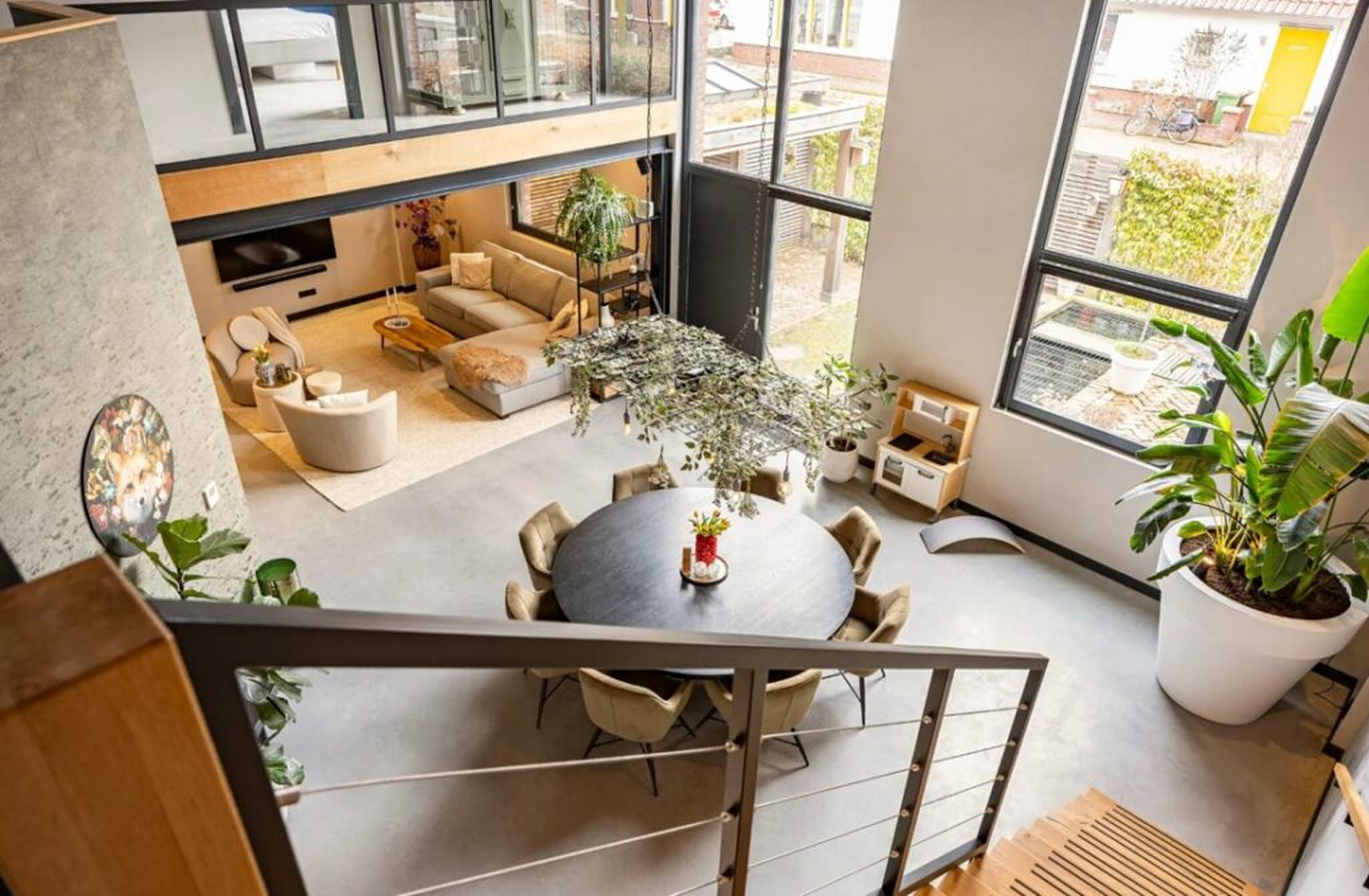 De eetkamer in de industri&euml;le loft.