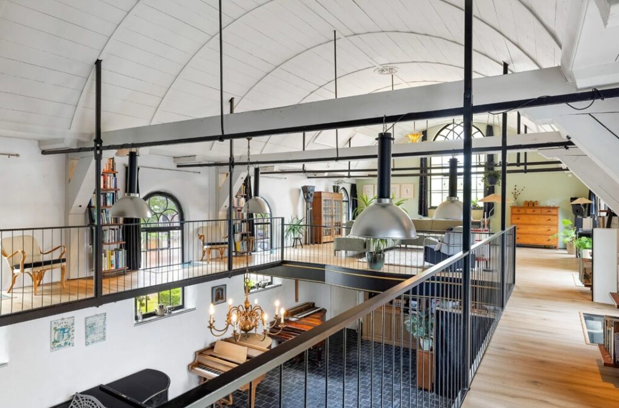 De living van de woonkerk die op Funda staat.