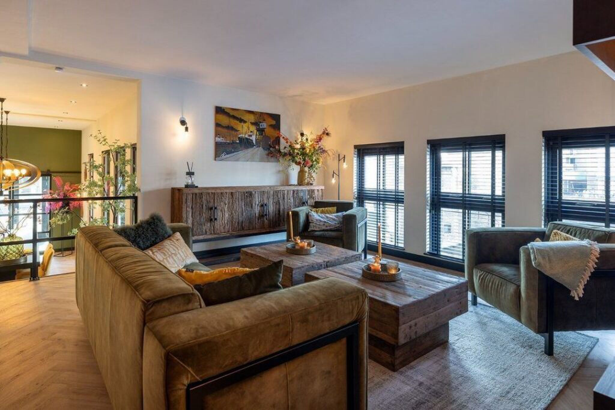 De living van de woning die vroeger een sportschool was.