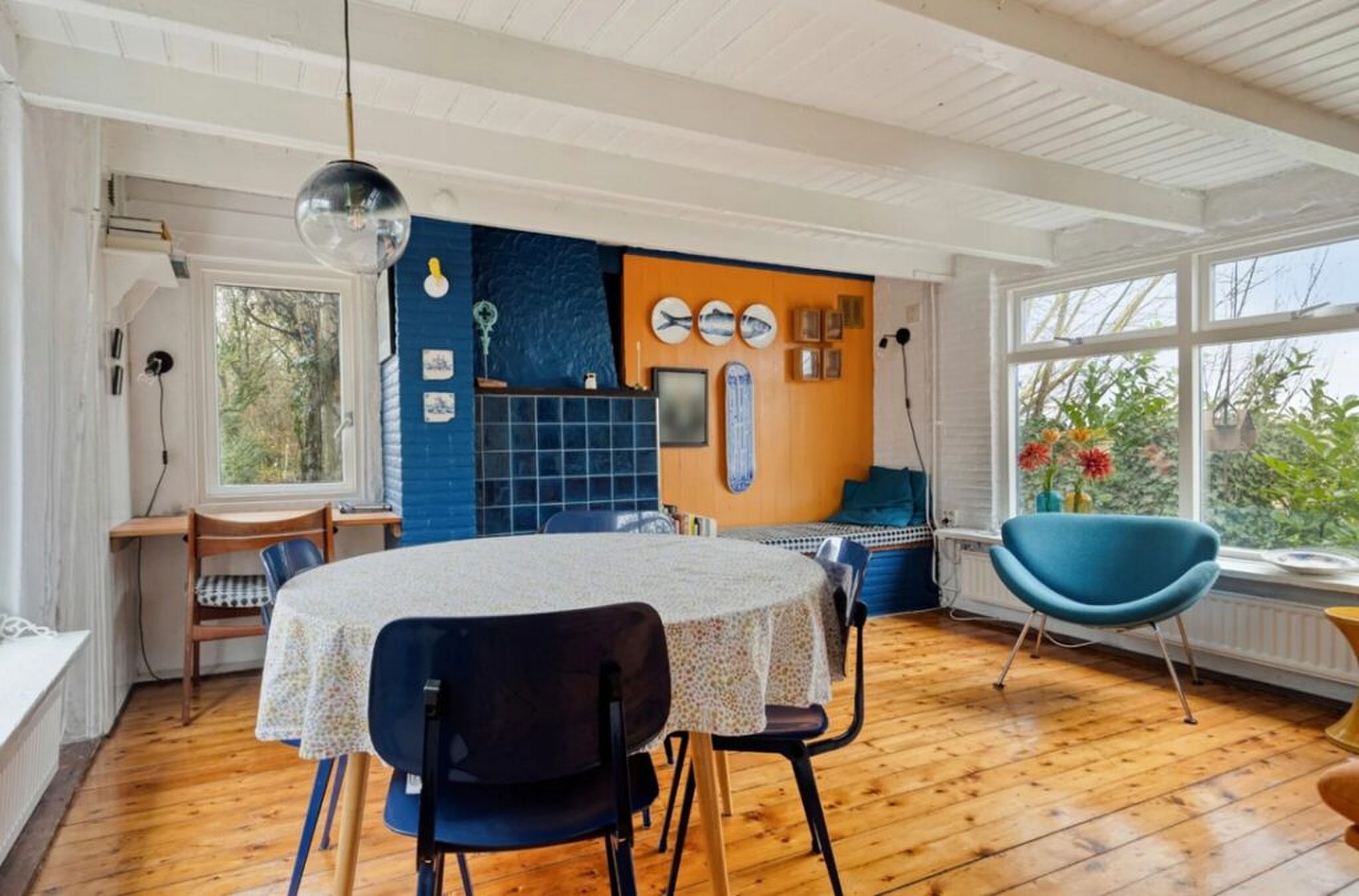 De living en eetkamer van het huisje in Zeeland.