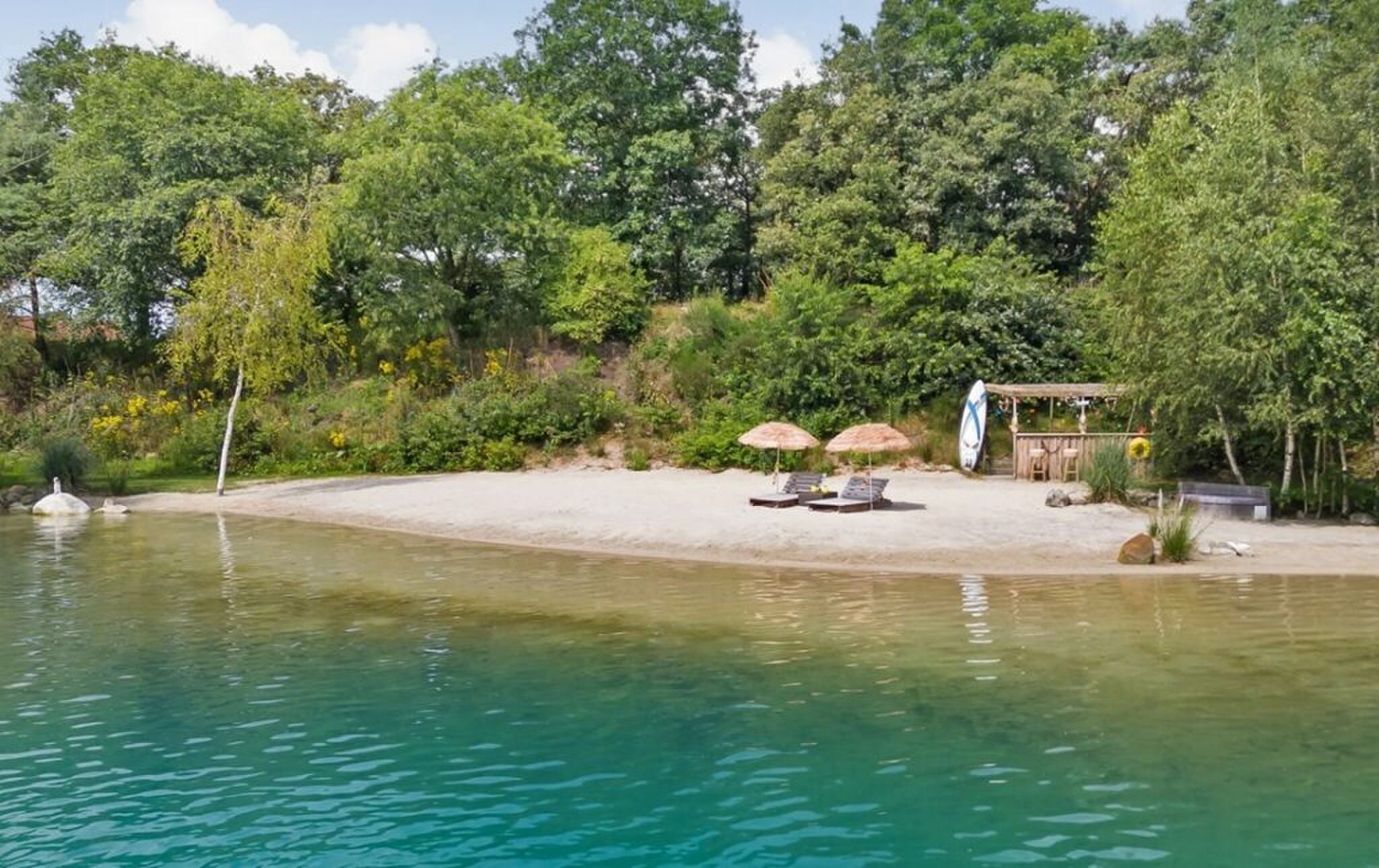 Het privéstrand dat bij de vervallen woning hoort.