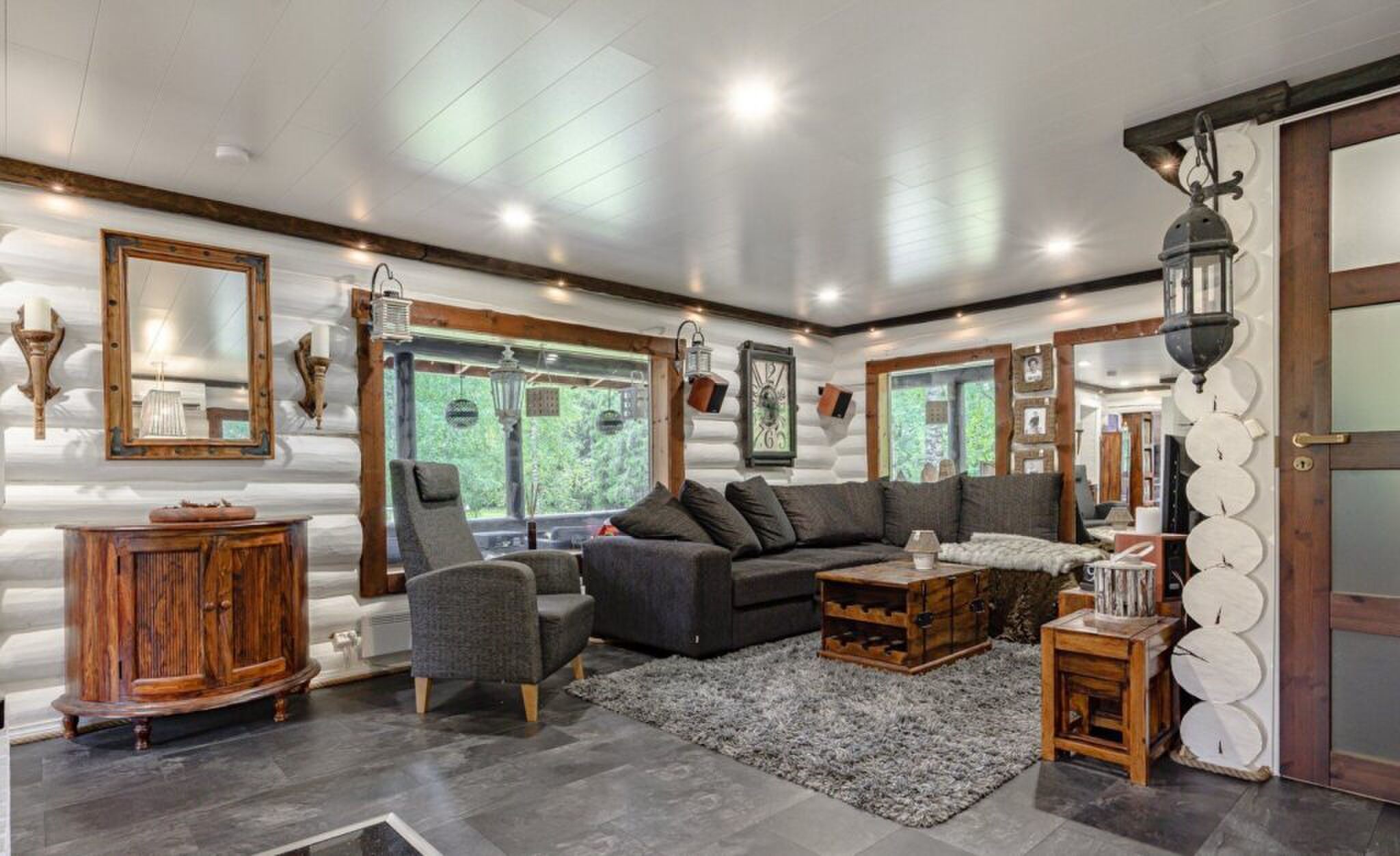 De living van de blokhutvilla in Finland.