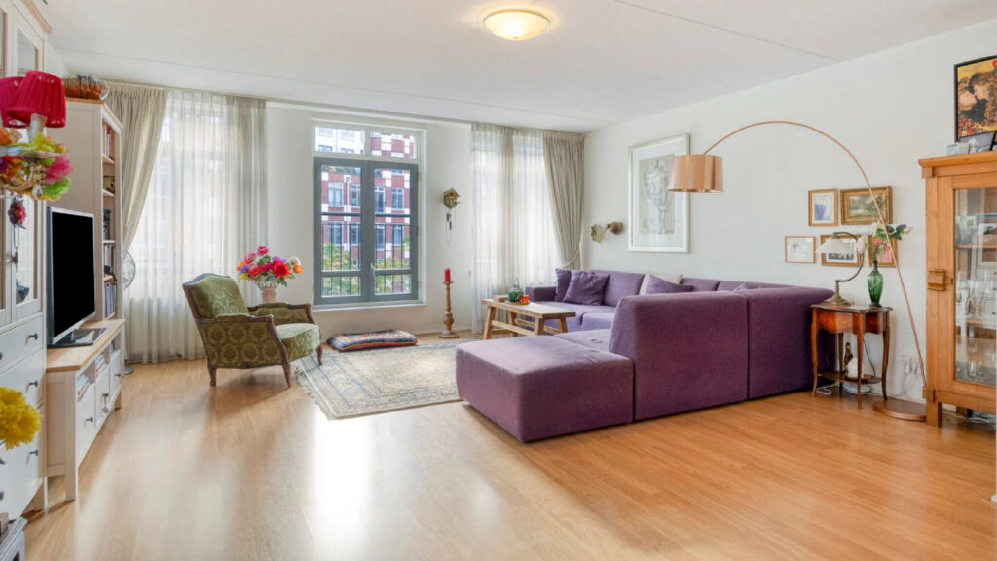 De living van het appartement van Barry Atsma.