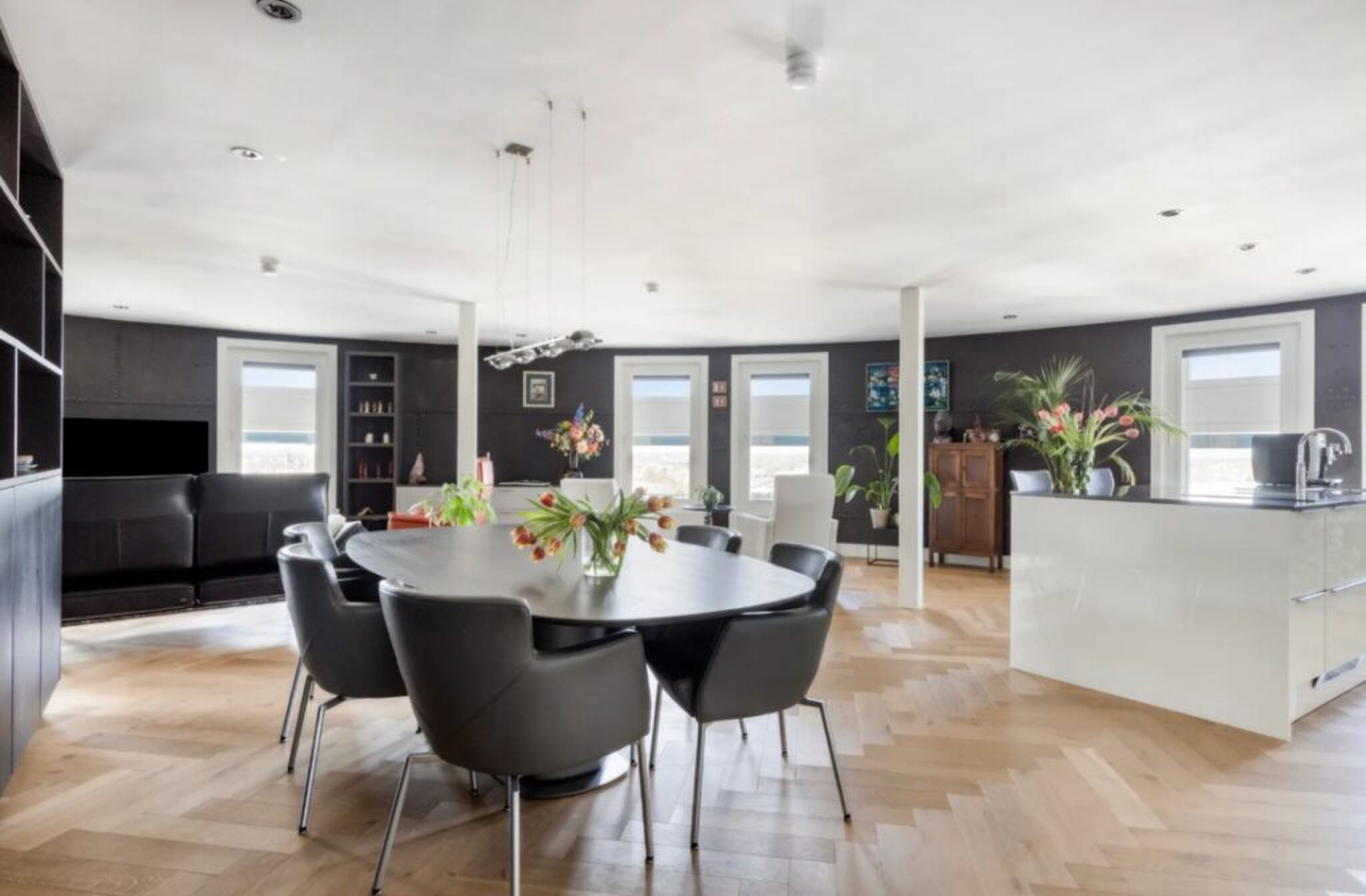 Het interieur van het appartement in de watertoren.