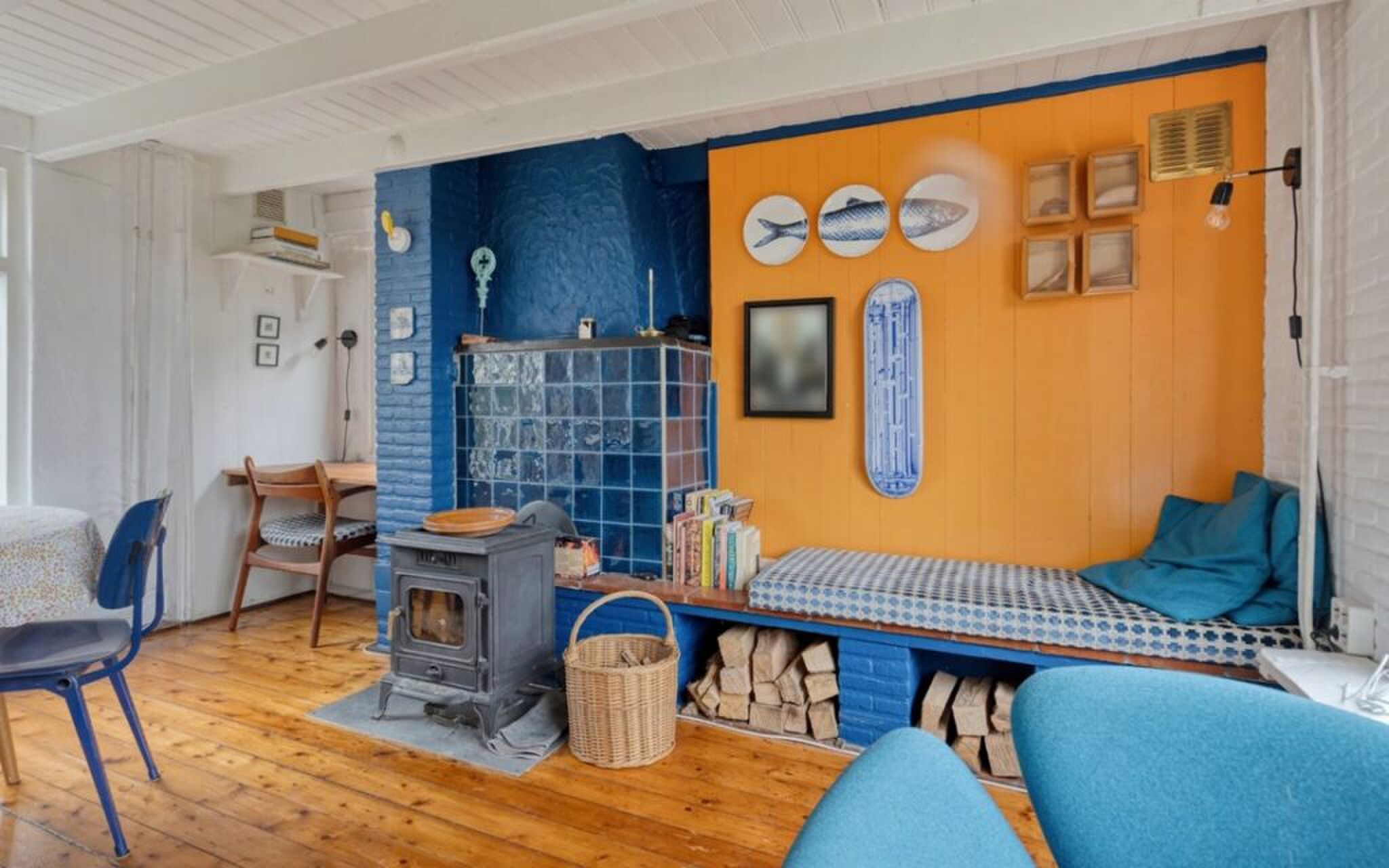 De woonkamer van het dijkhuisje op Funda.