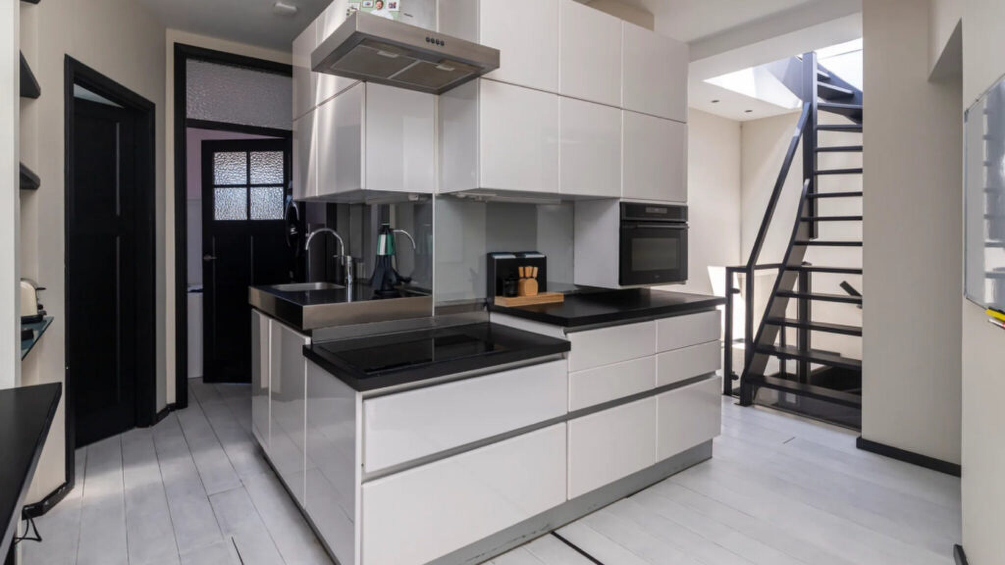 De keuken van het appartement van Dennis Weening.