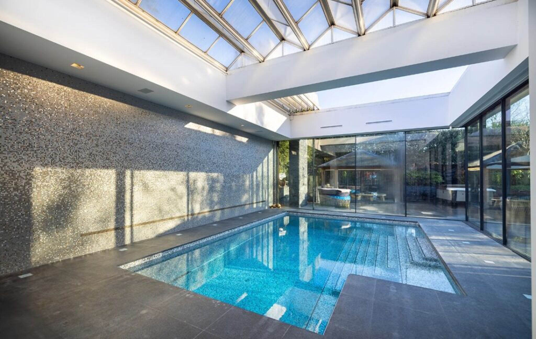 Het zwembad van de Brabantse villa.