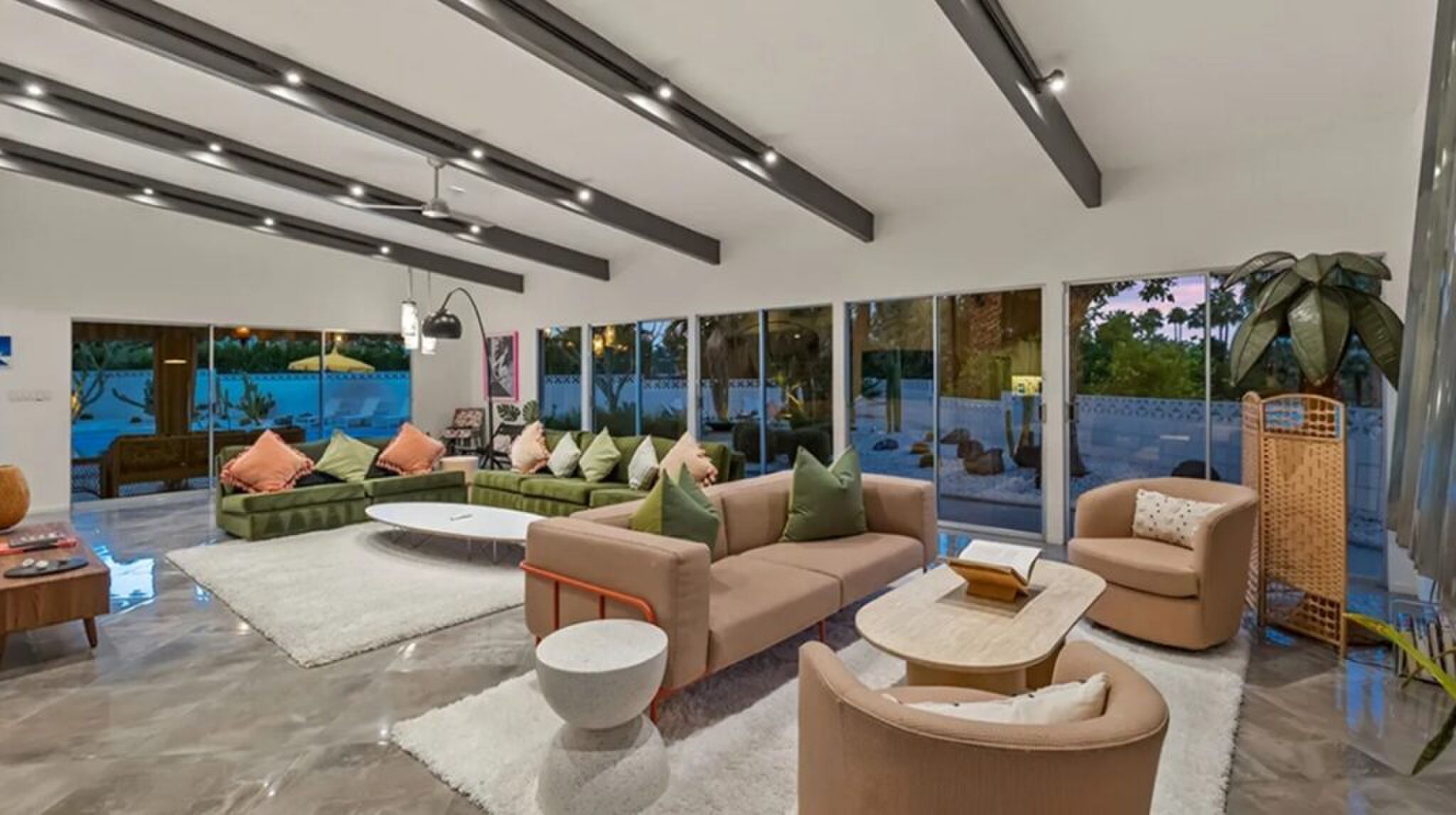 De living van het voormalige huis van Marilyn Monroe.