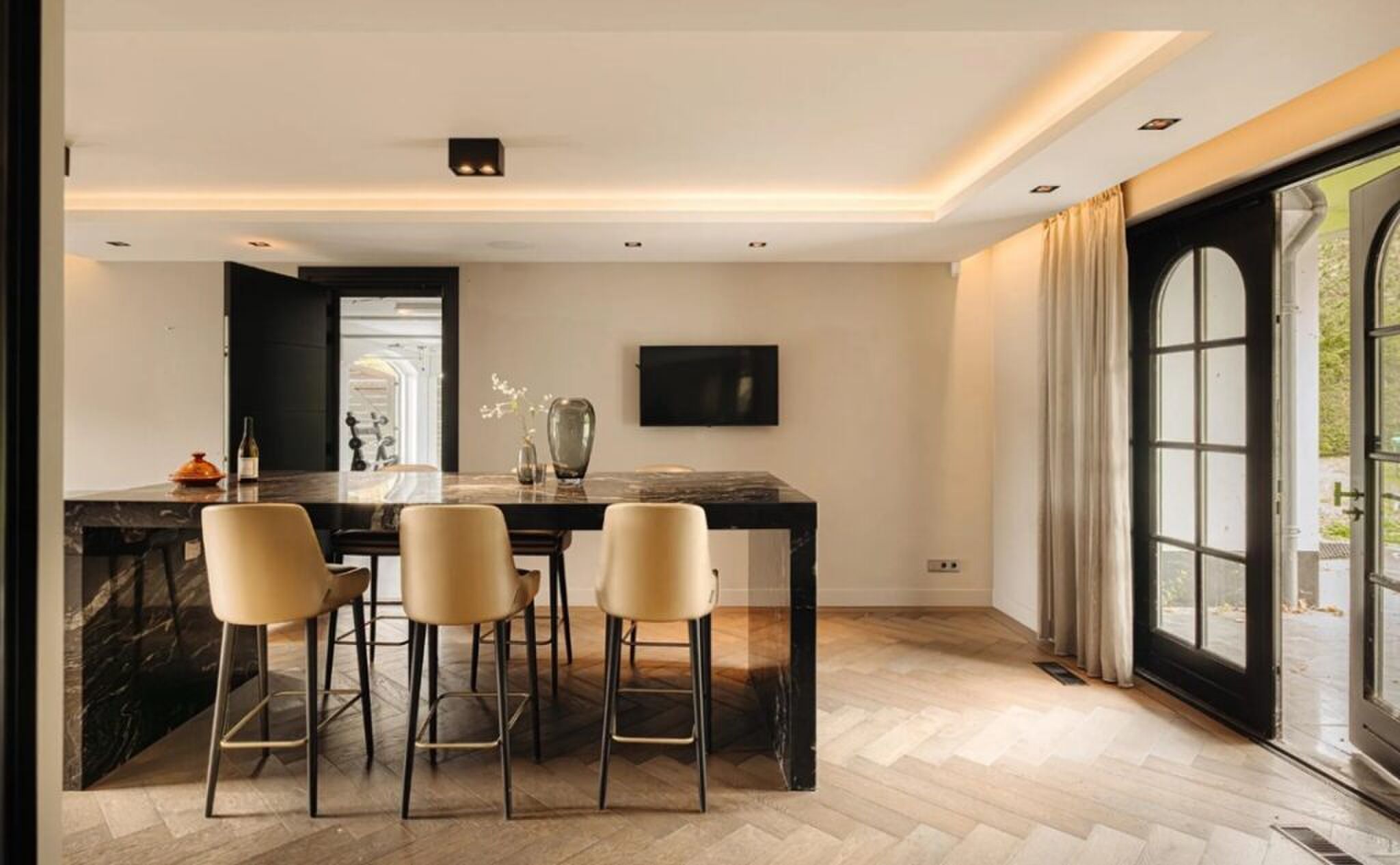 De luxe keuken met uitzicht op de tuin.