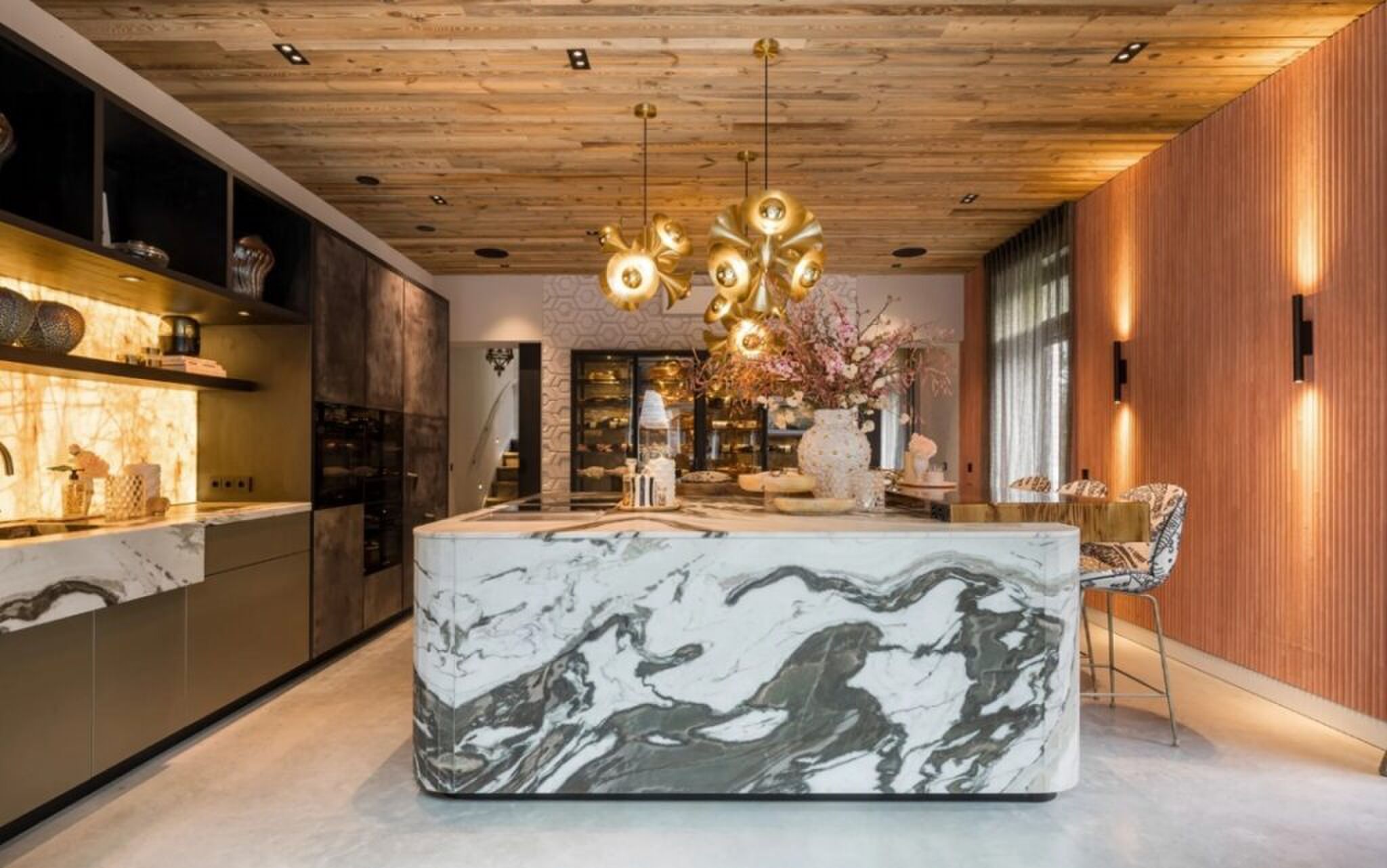 De keuken met marmeren kookeiland.