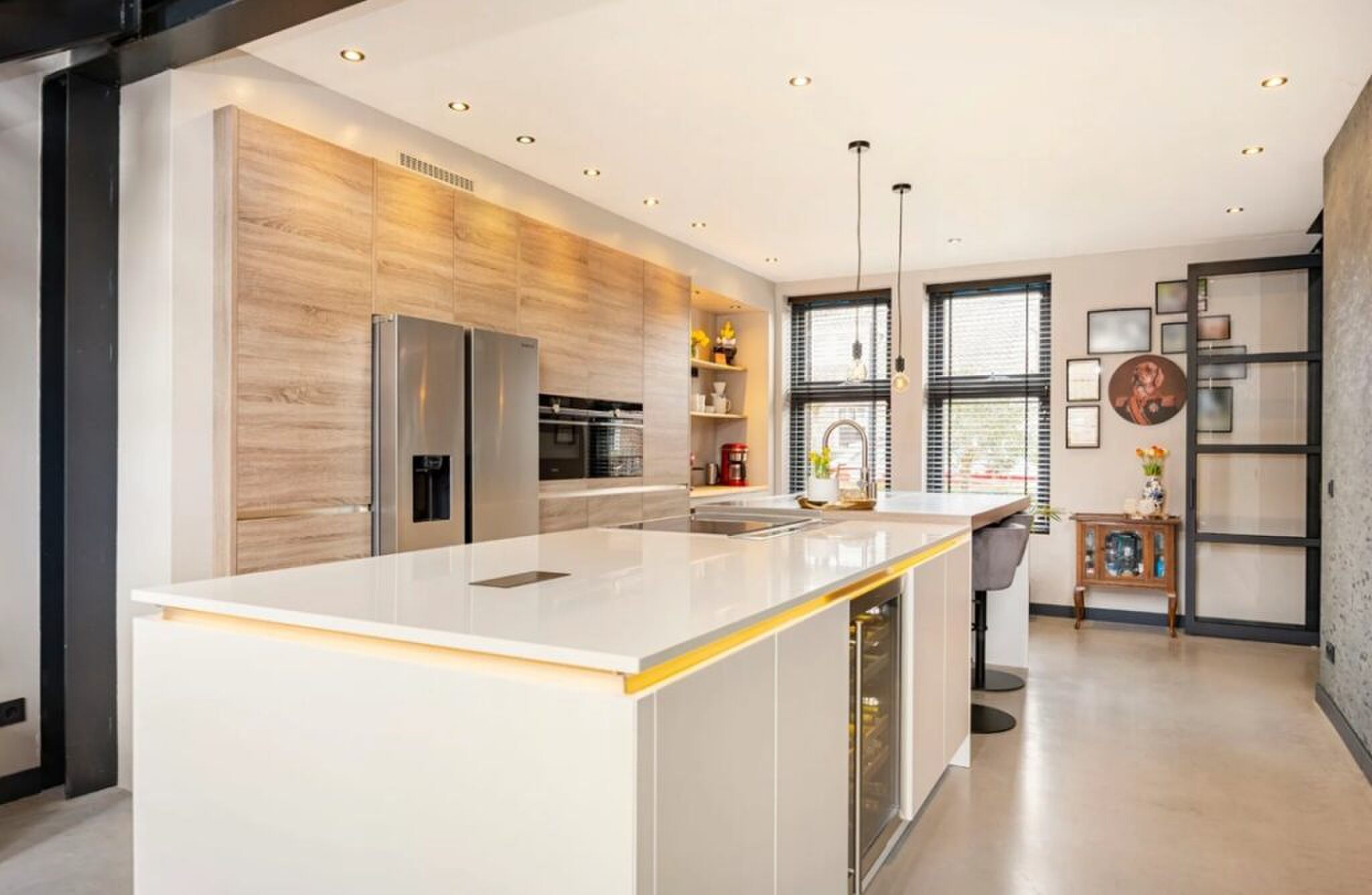 De strakke keuken met moderne afwerking.