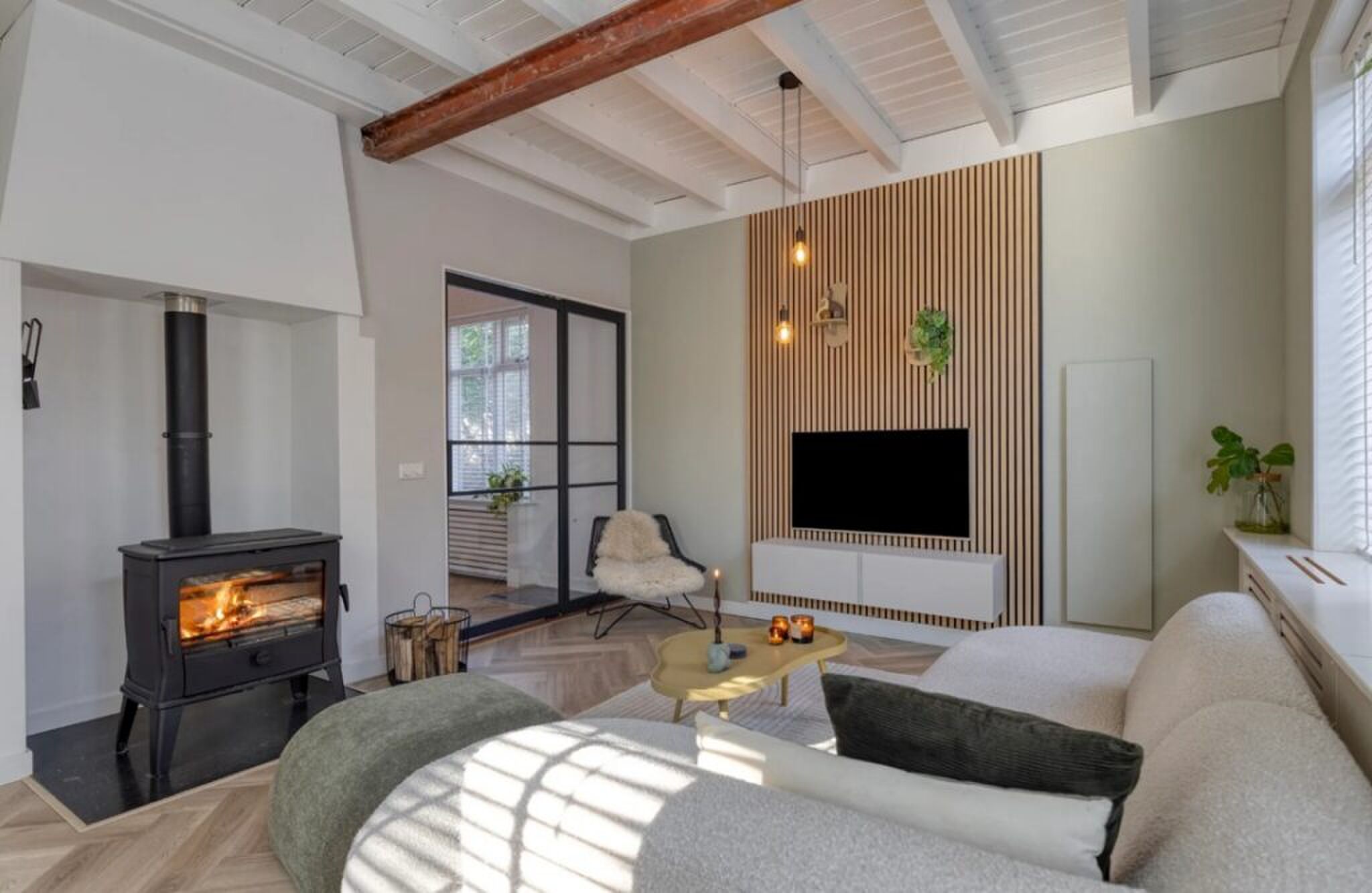 De woonkamer met kachel.