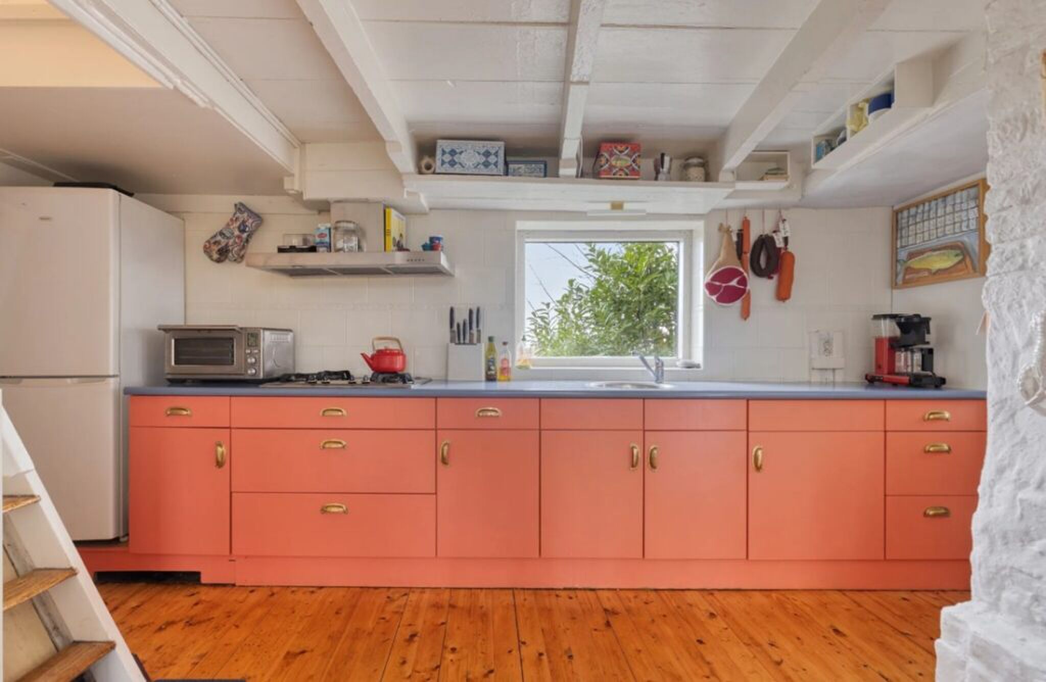 De felgekleurde keuken van het pand.