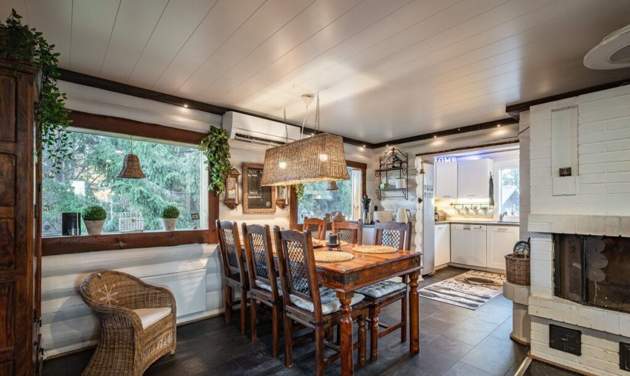 De eetkamer en keuken.