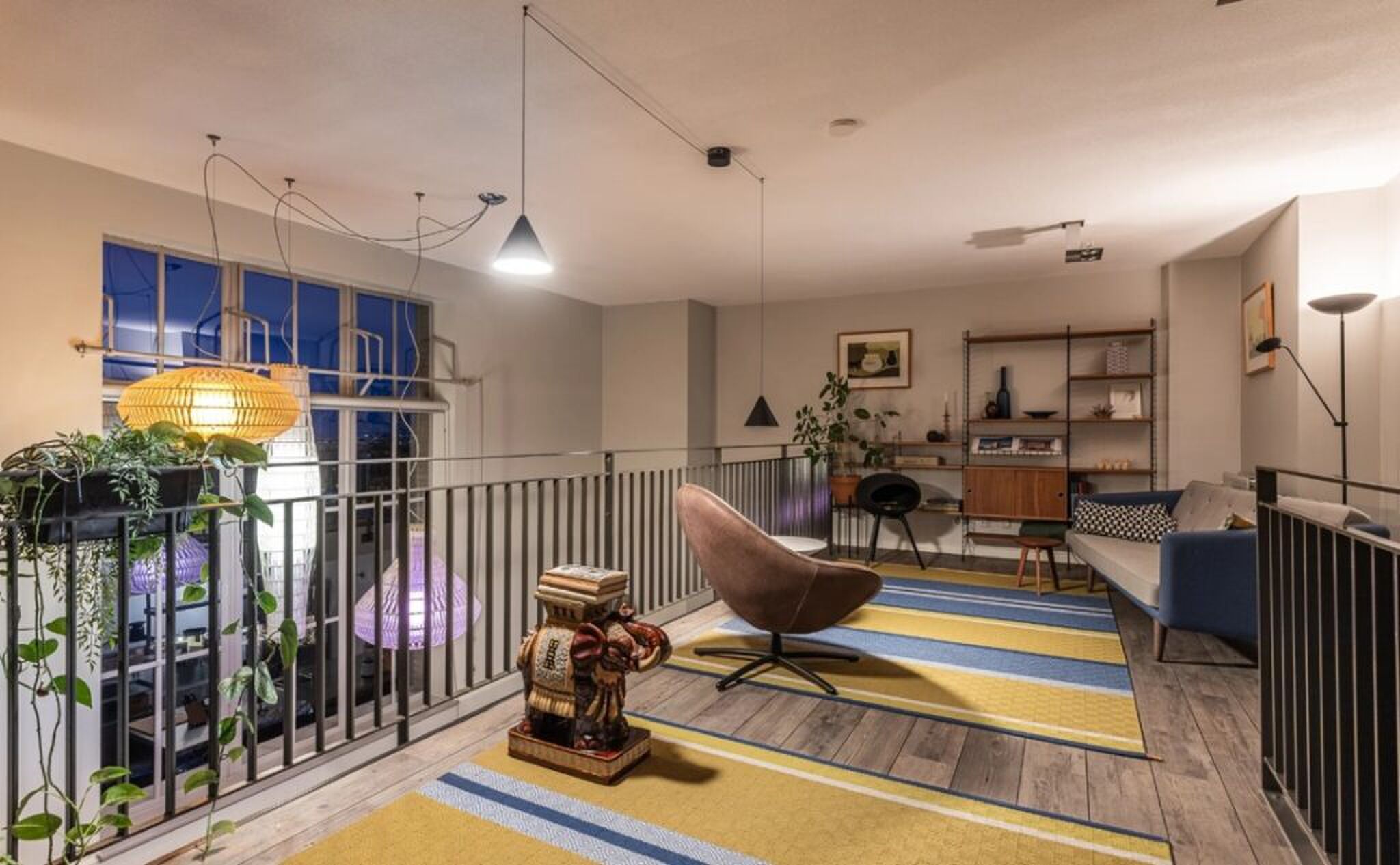 De woonkamer in het appartement.