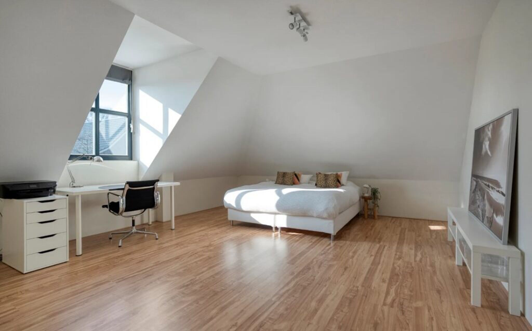 De mastersuite met kingsize bed.