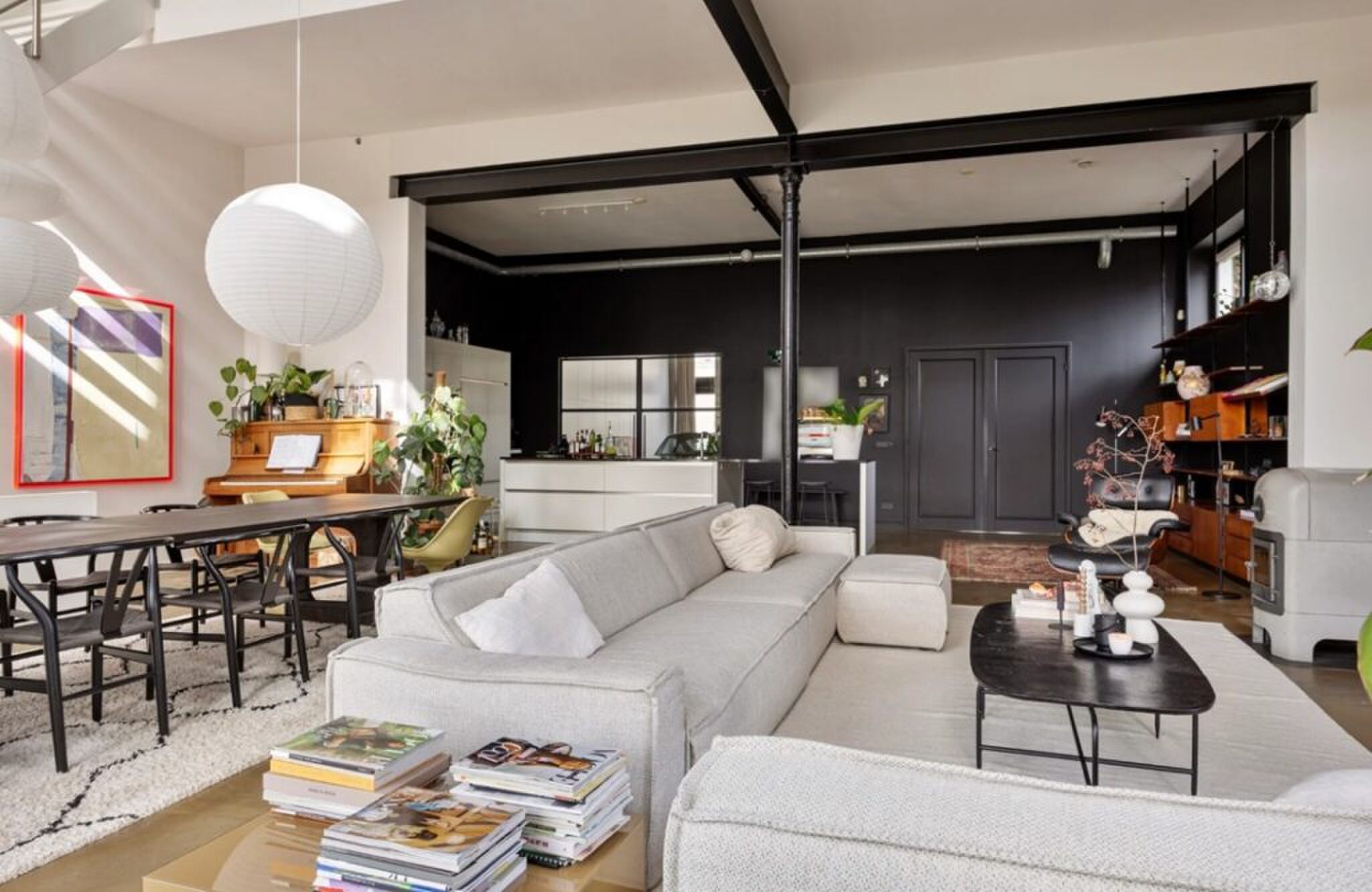 De ruime living met ligbank.