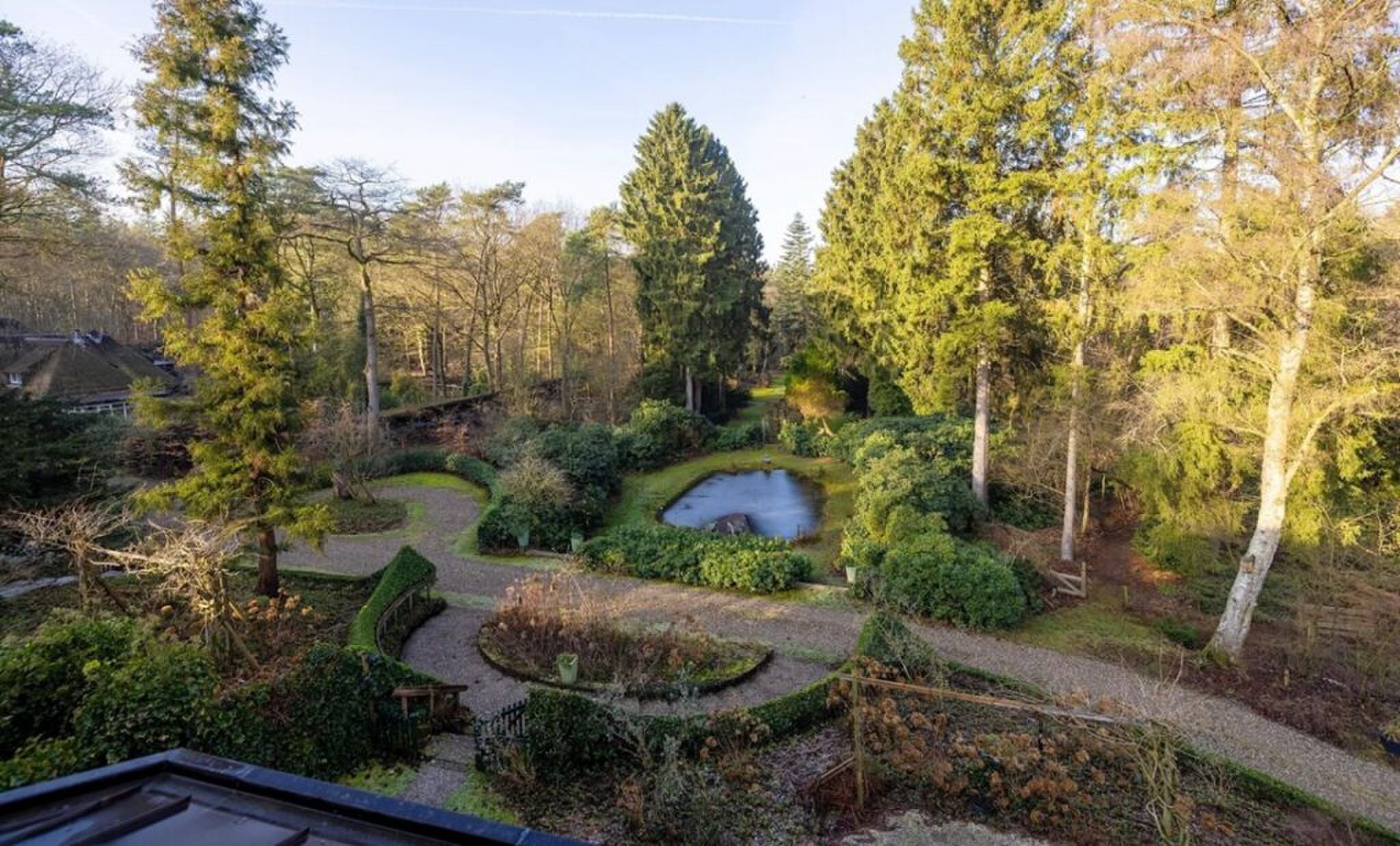 De achtertuin van de luxe woning.