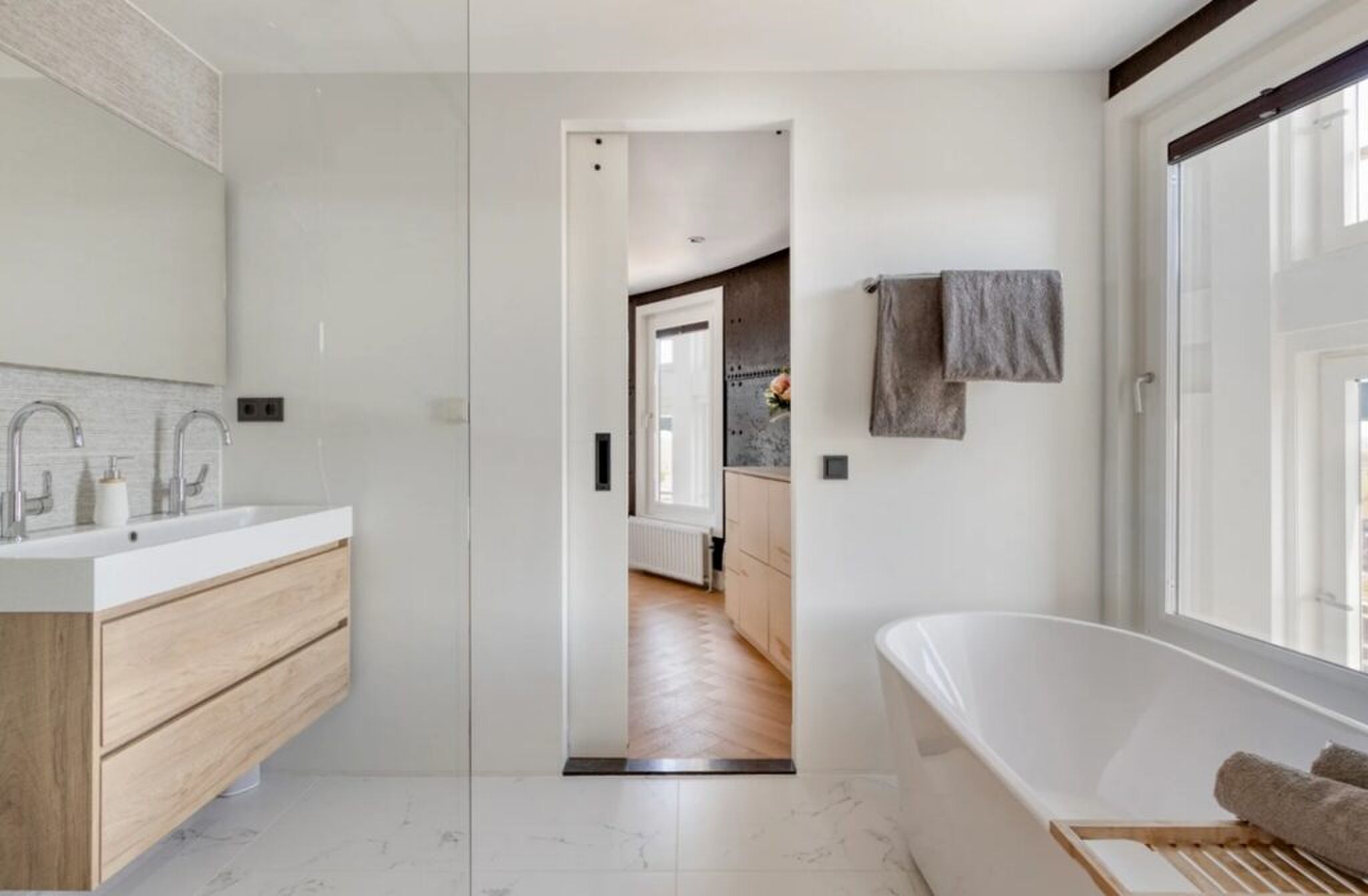 De badkamer die en suite aan de badkamer zit.