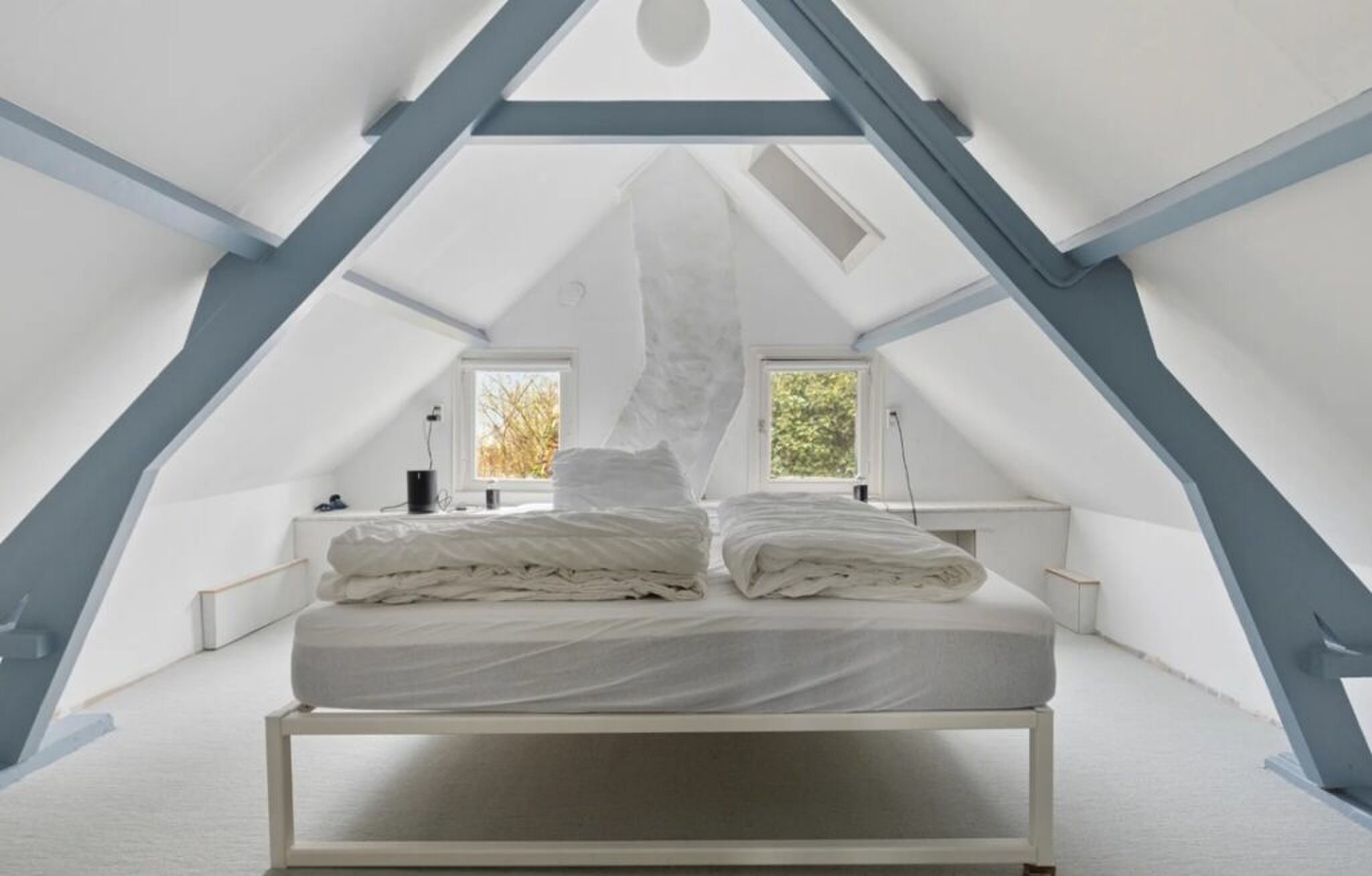 De slaapkamer in de nok van de woning.