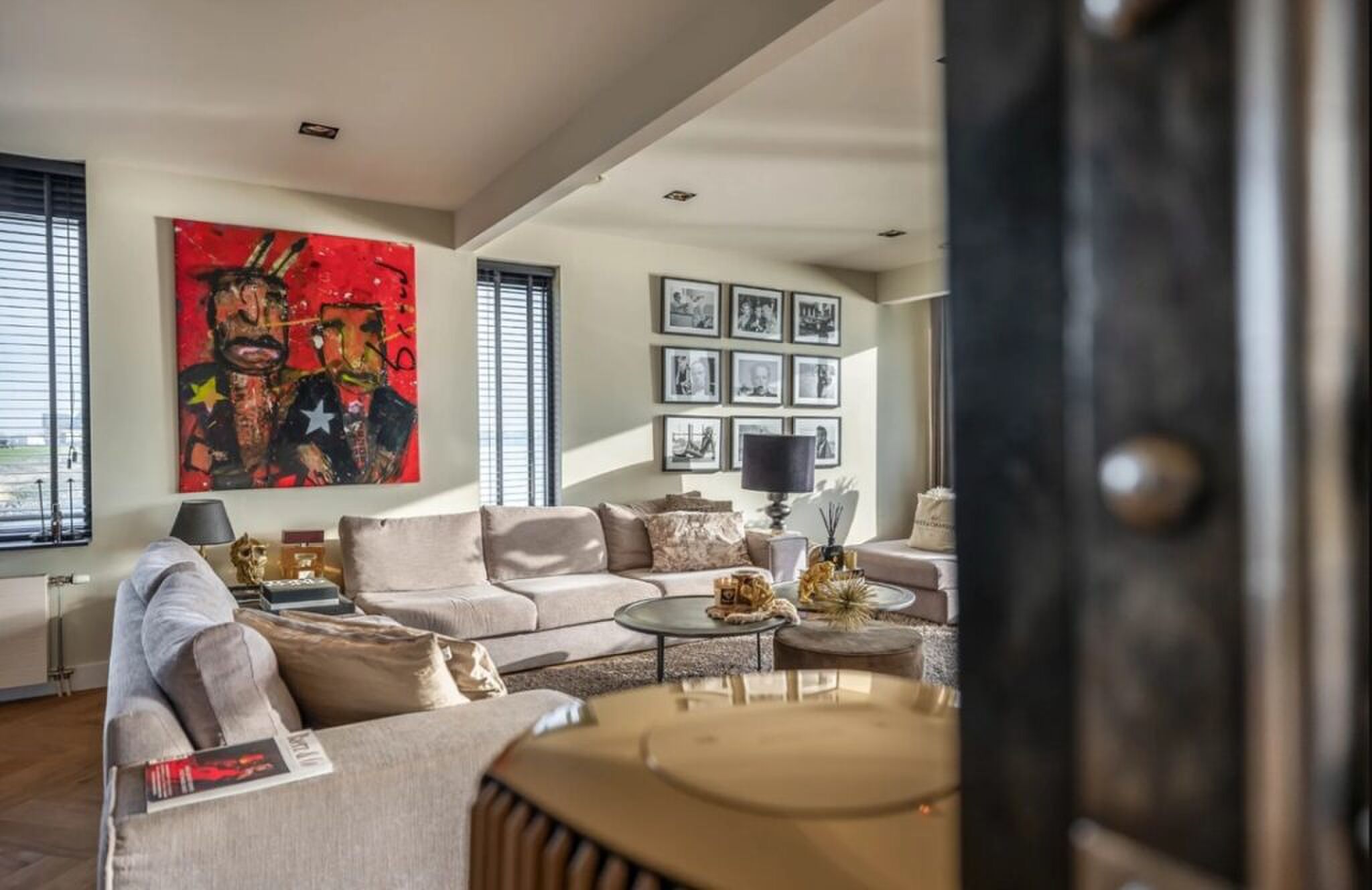 De living met dure kunstwerken.