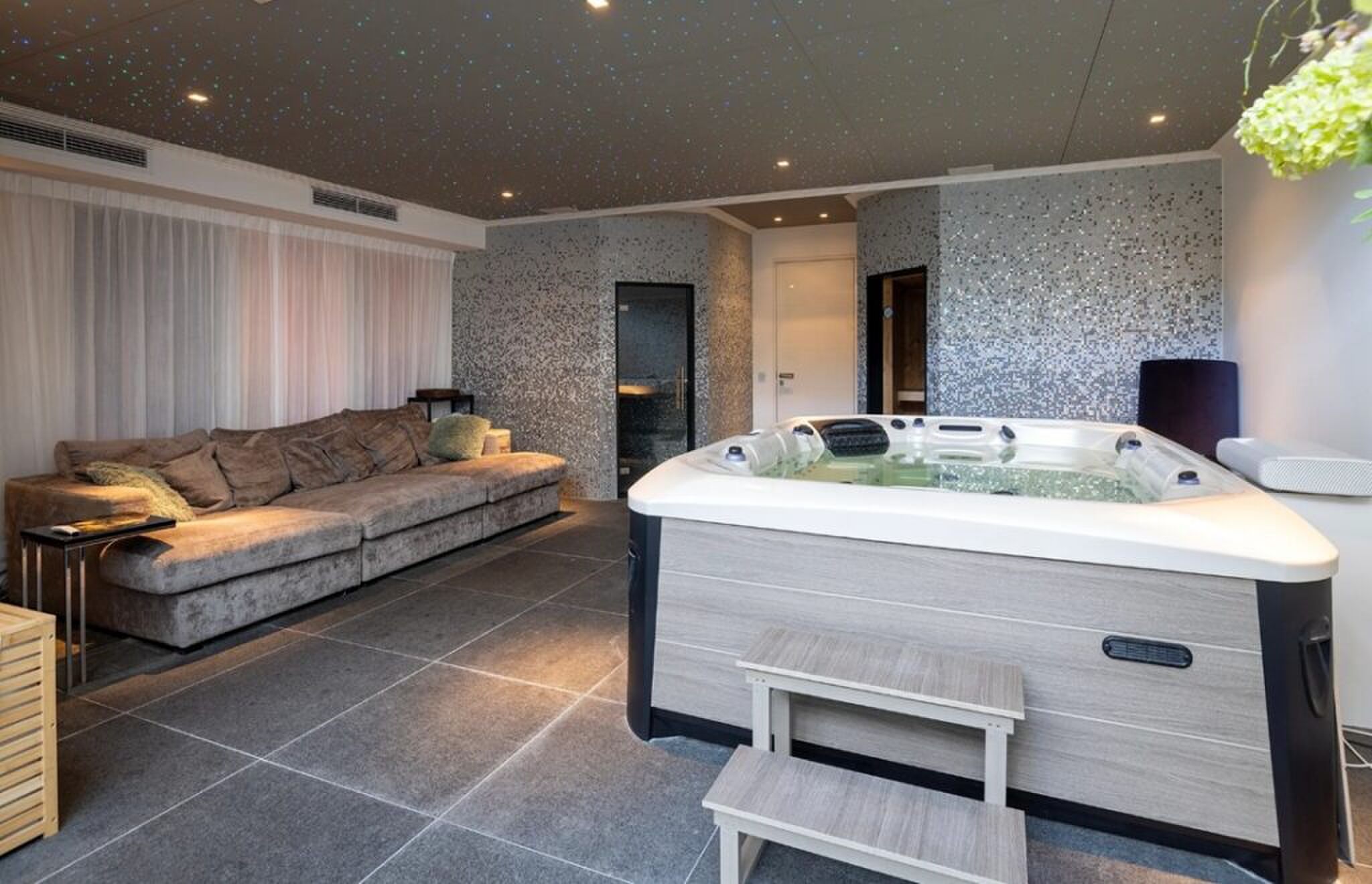 De overdekte jacuzzi.