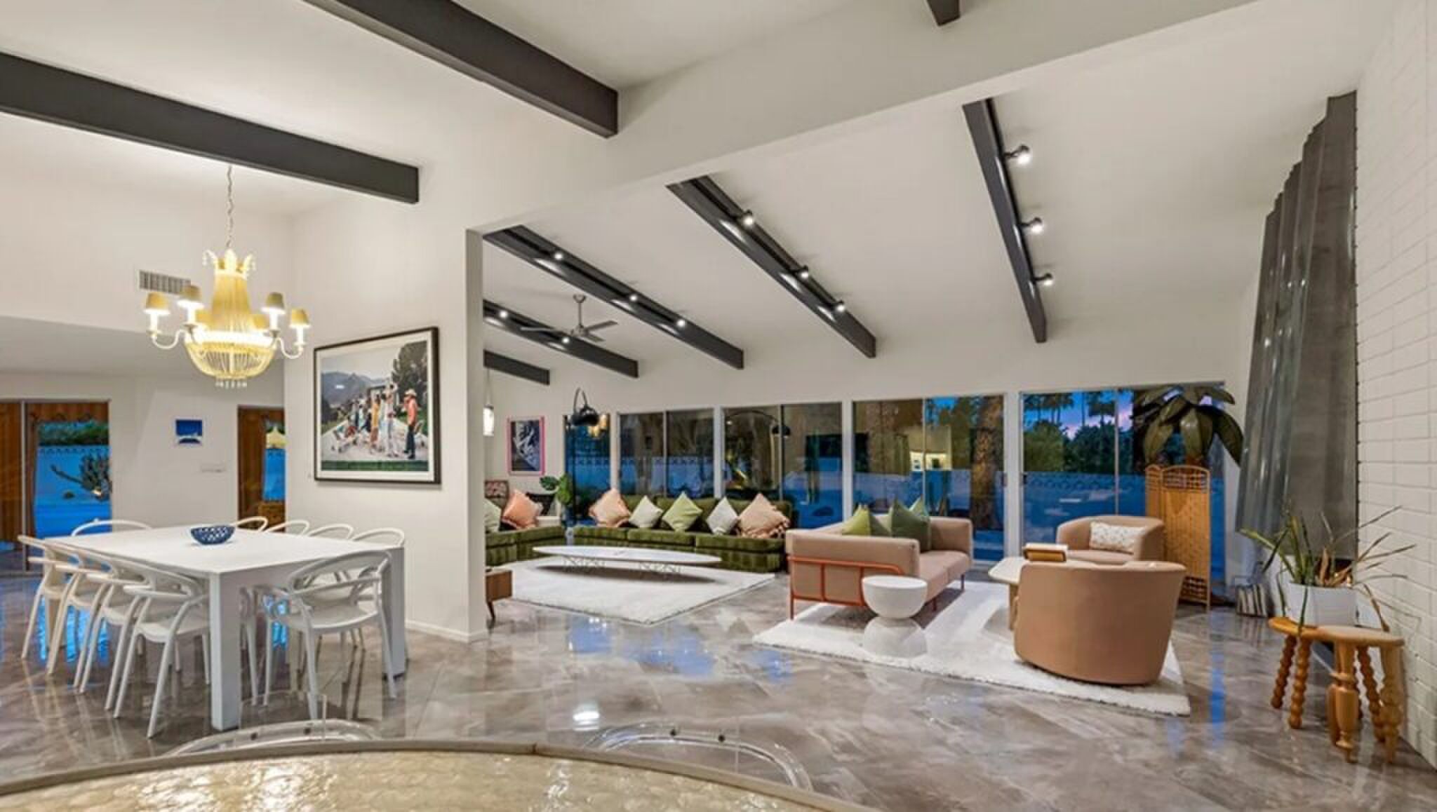 De eetruimte en woonkamer van het pand.