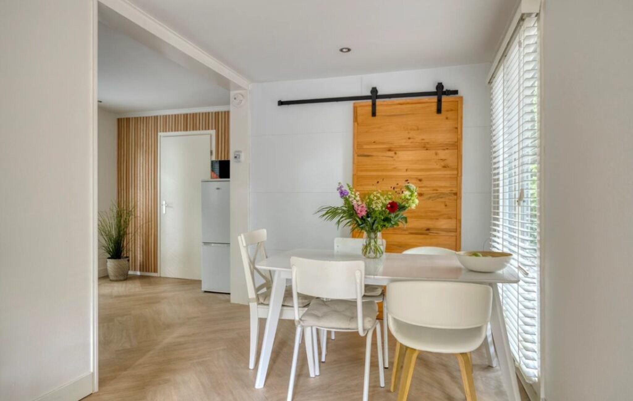 De eetkamer met uitzicht op de tuin.