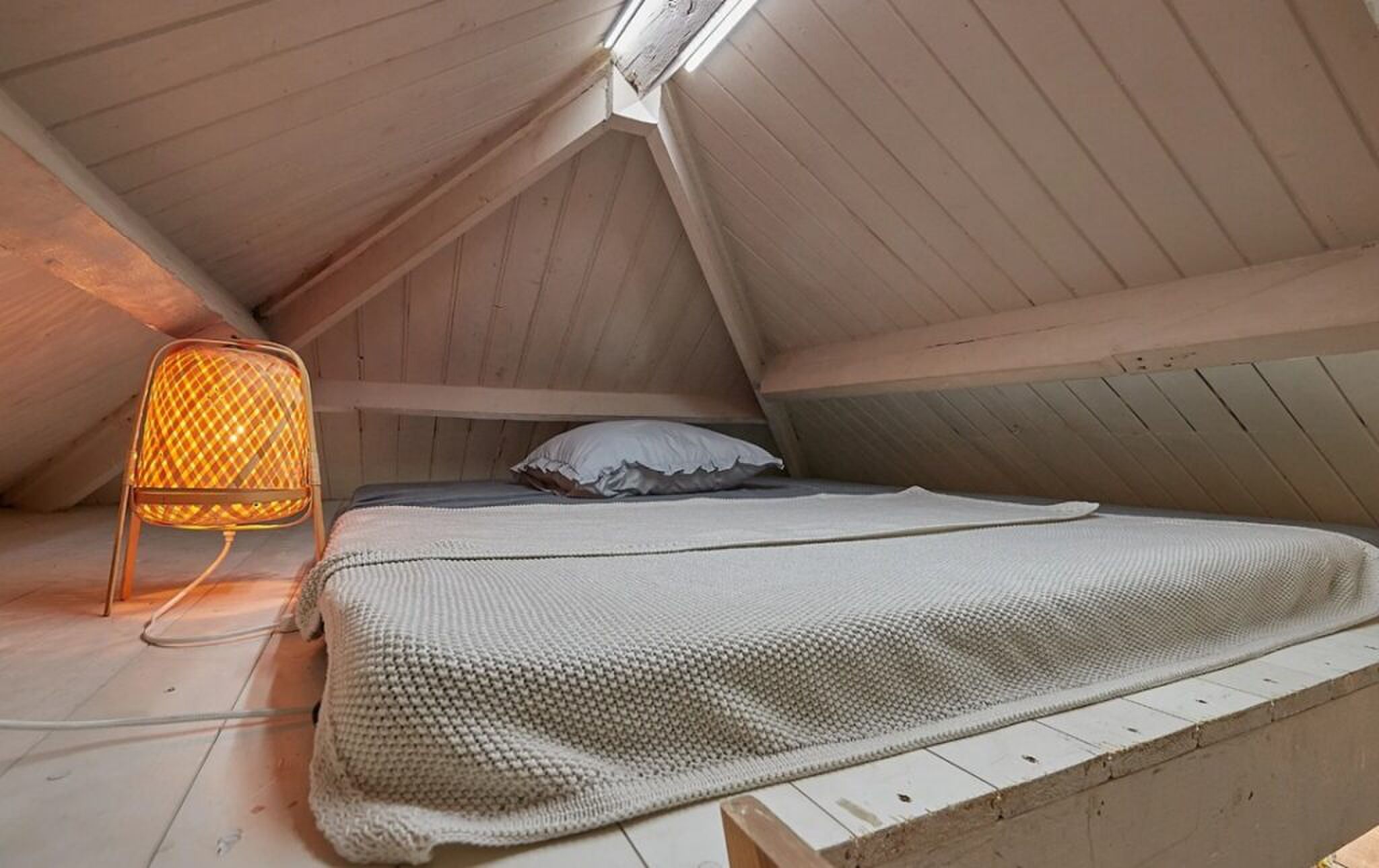 De slaapkamer in de nok.