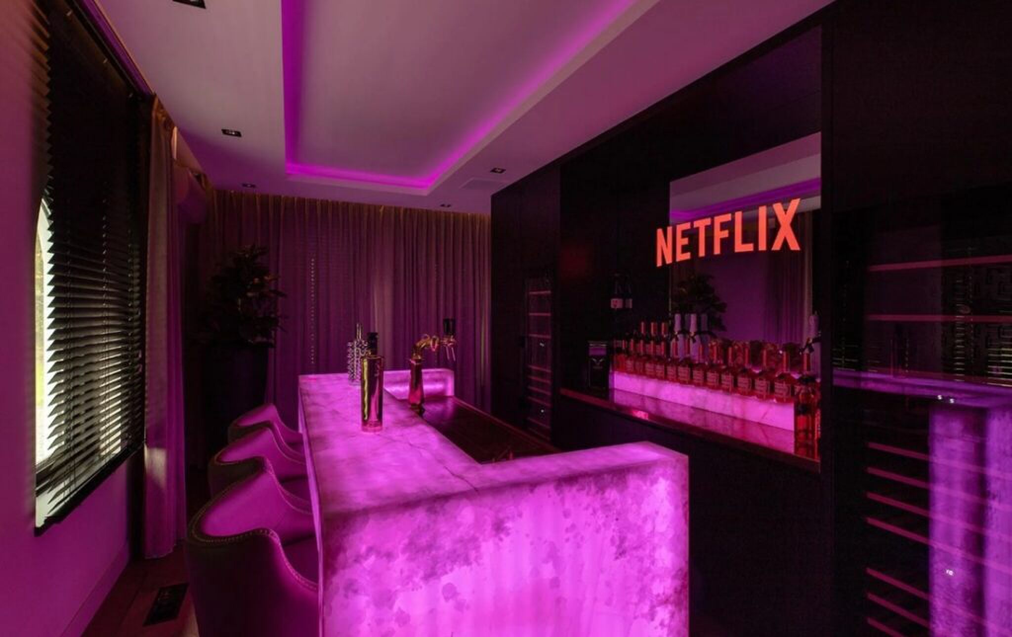 De bar met sfeerverlichting.