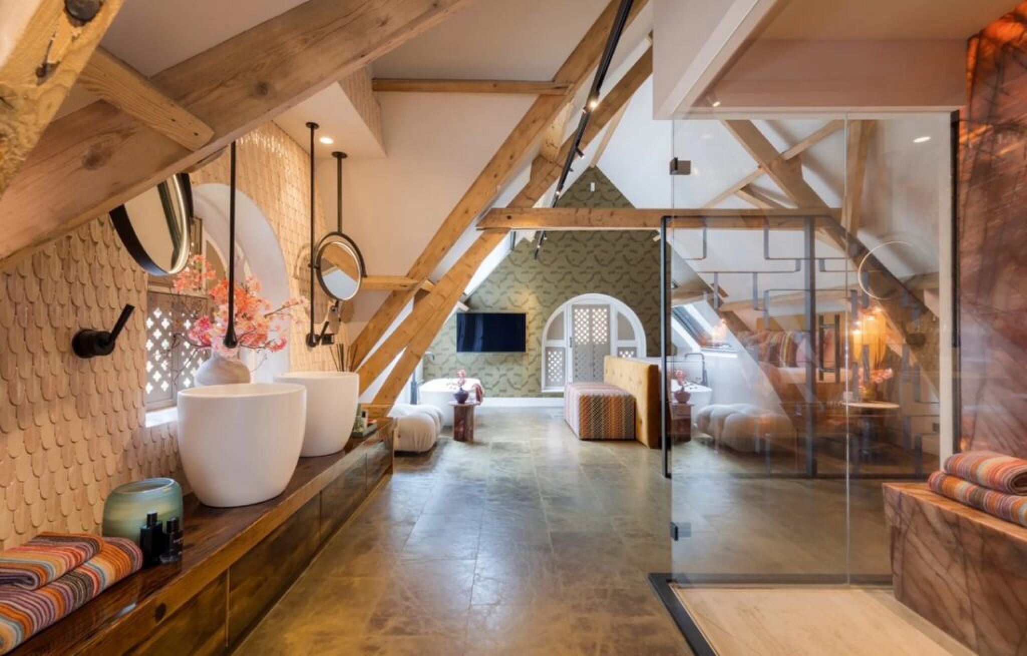 De mastersuite en de en suite badkamer.