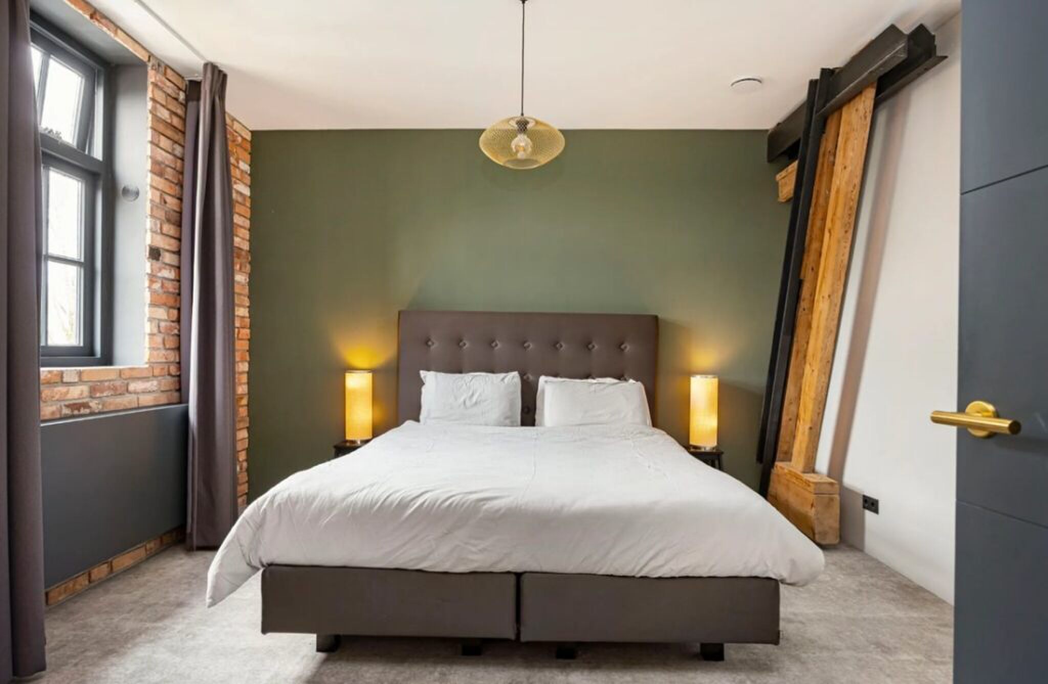 De mastersuite met klassieke elementen.