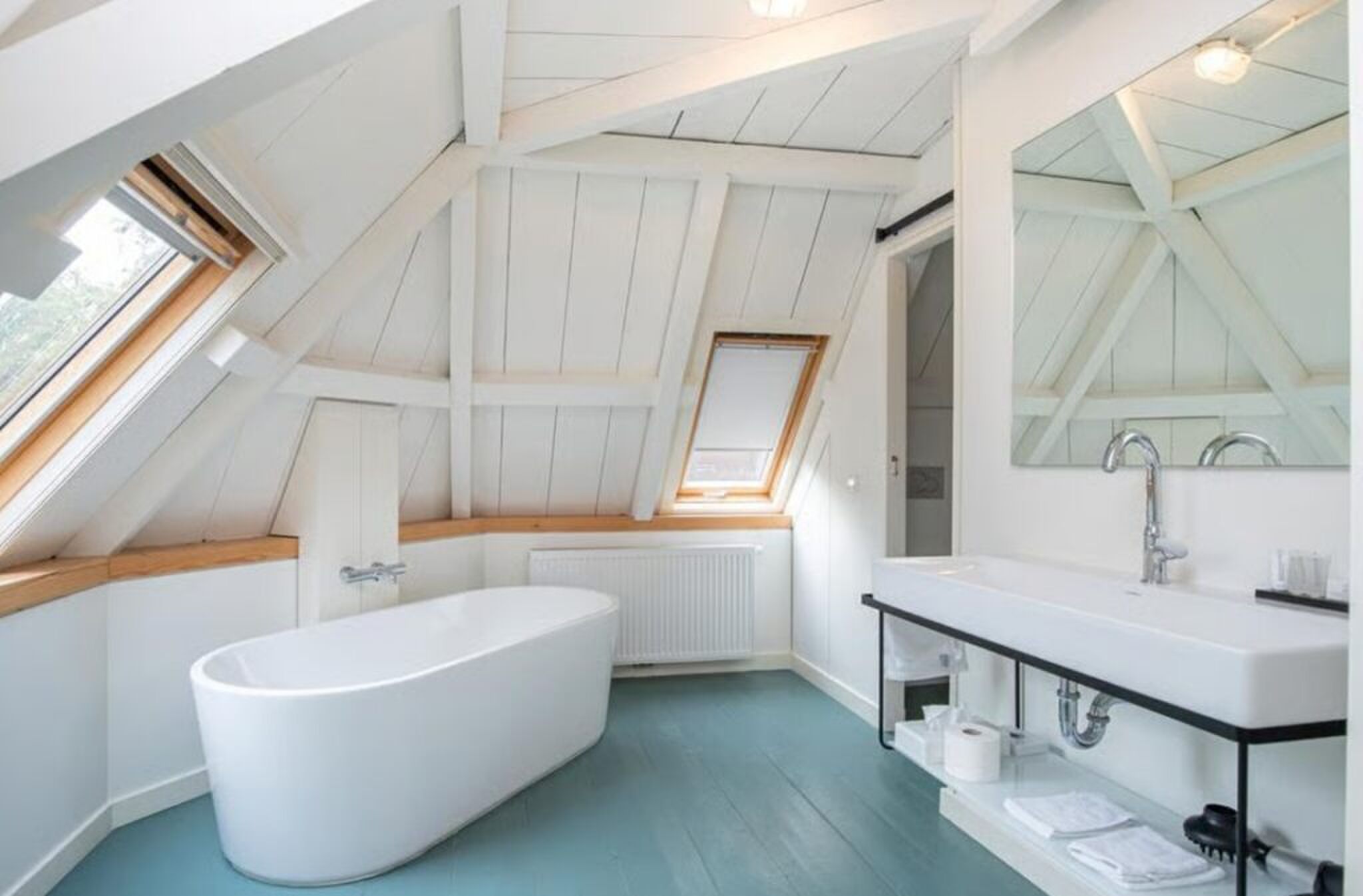 De badkamer met ligbad.