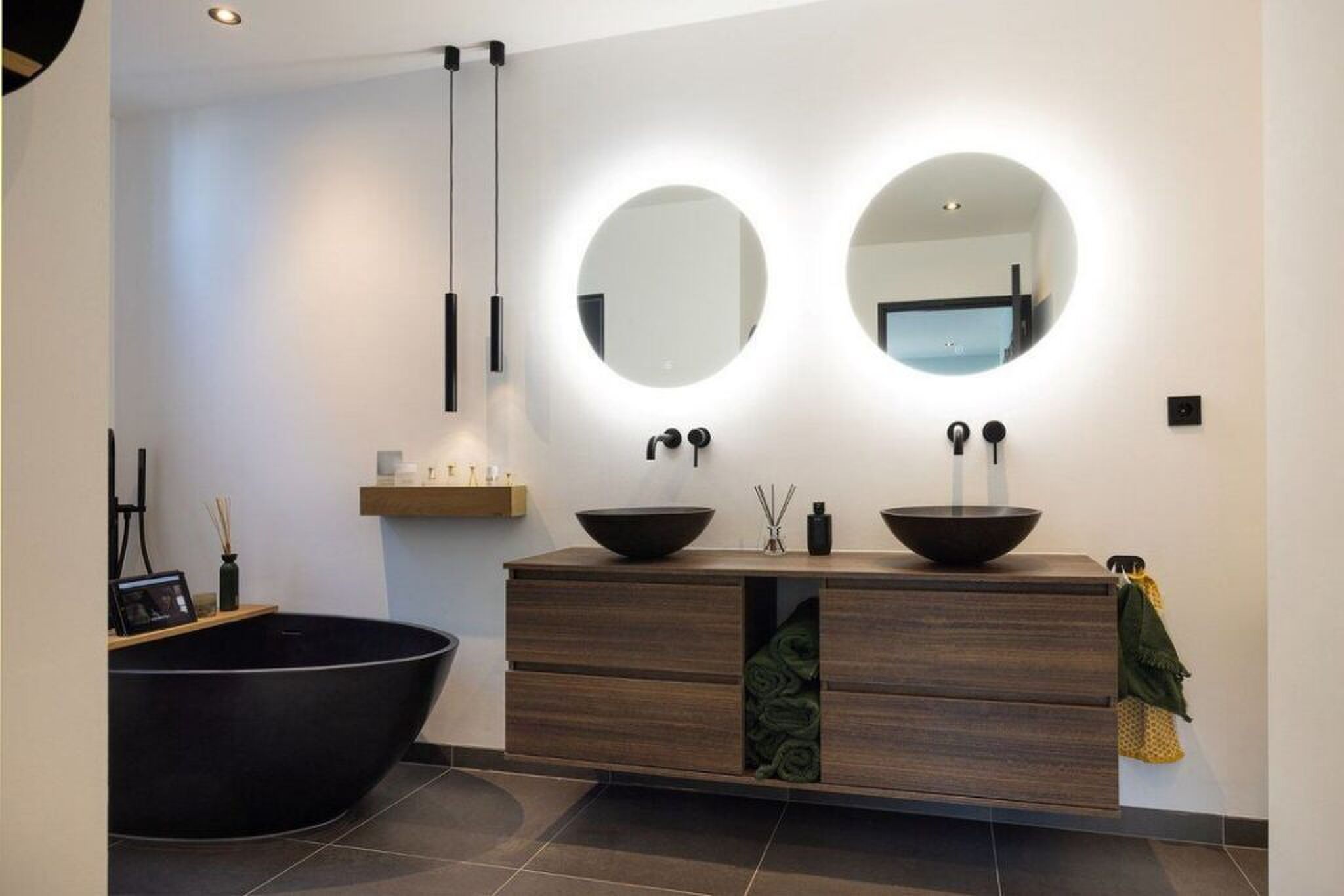 De badkamer met ligbad.