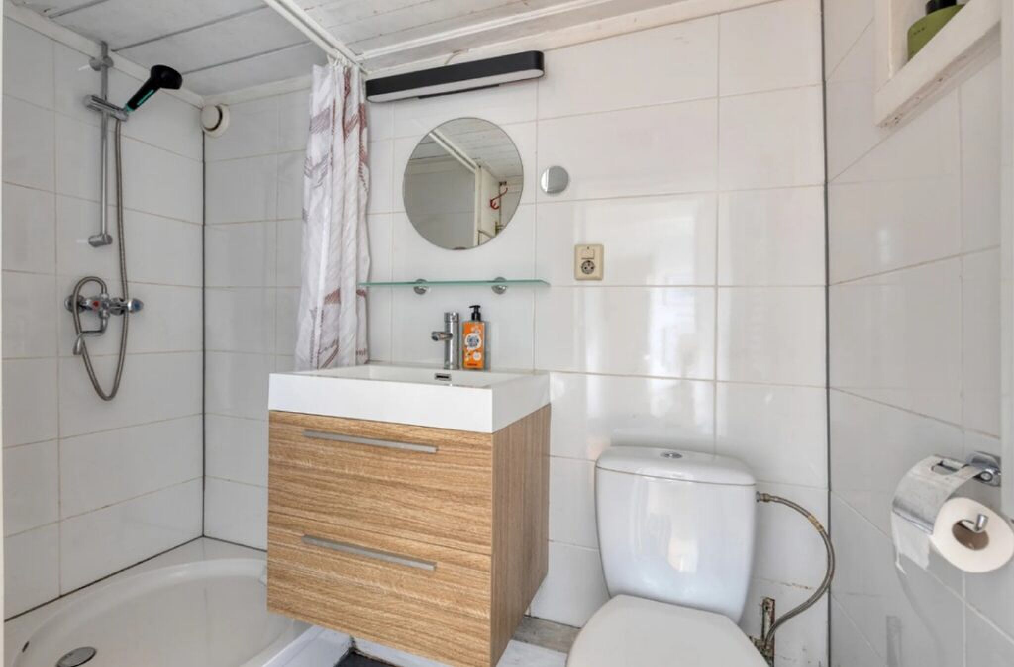 De badkamer met inloopdouche.