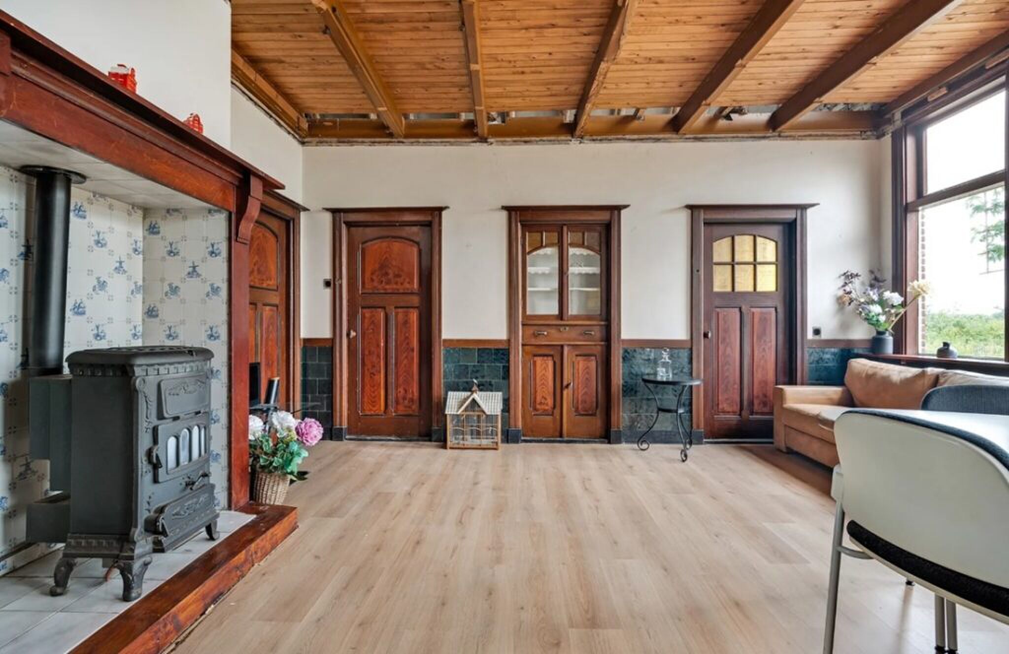 De vervallen binnenzijde van de woning.