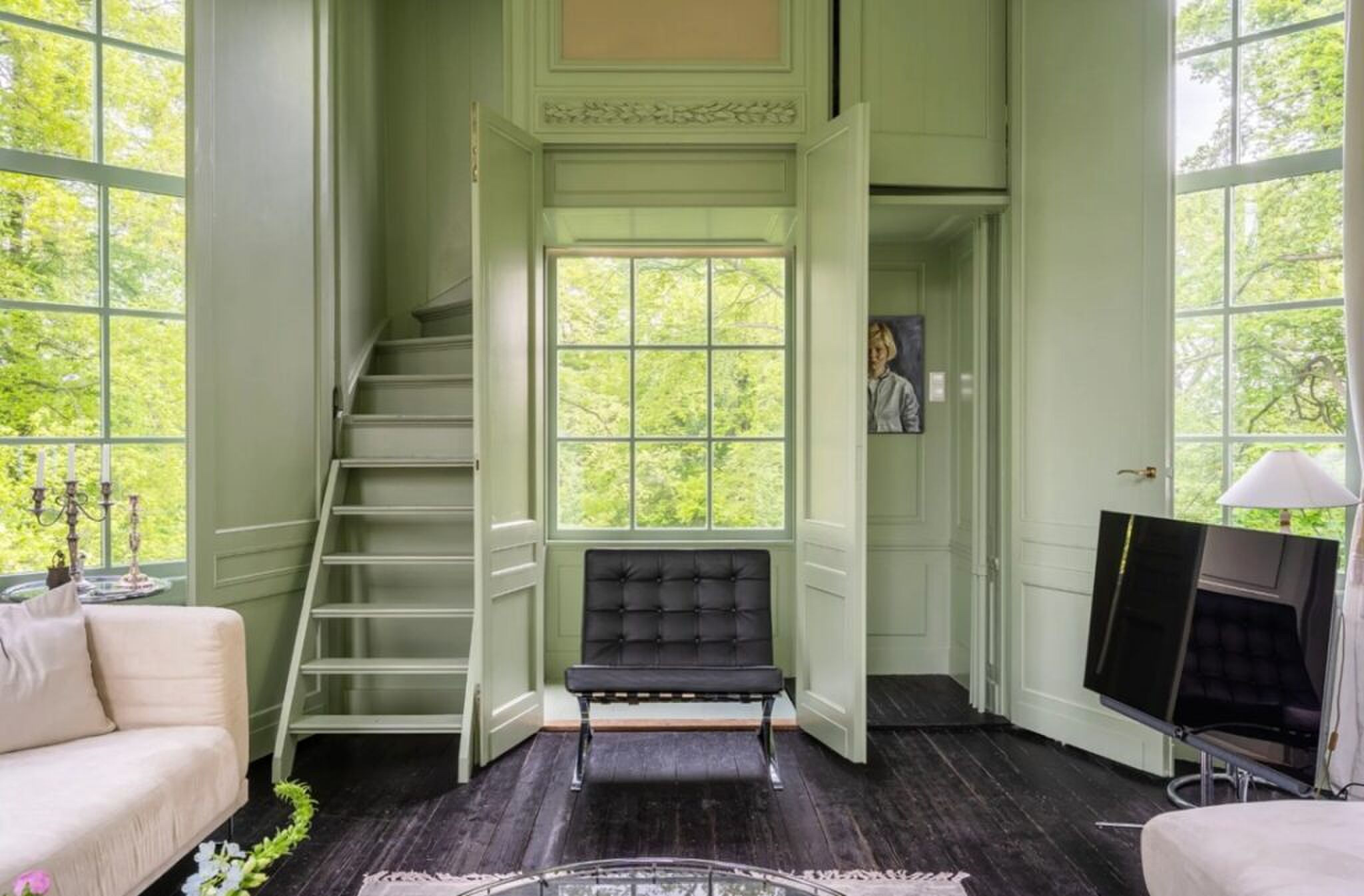 De woonkamer met verhoogd plafond.