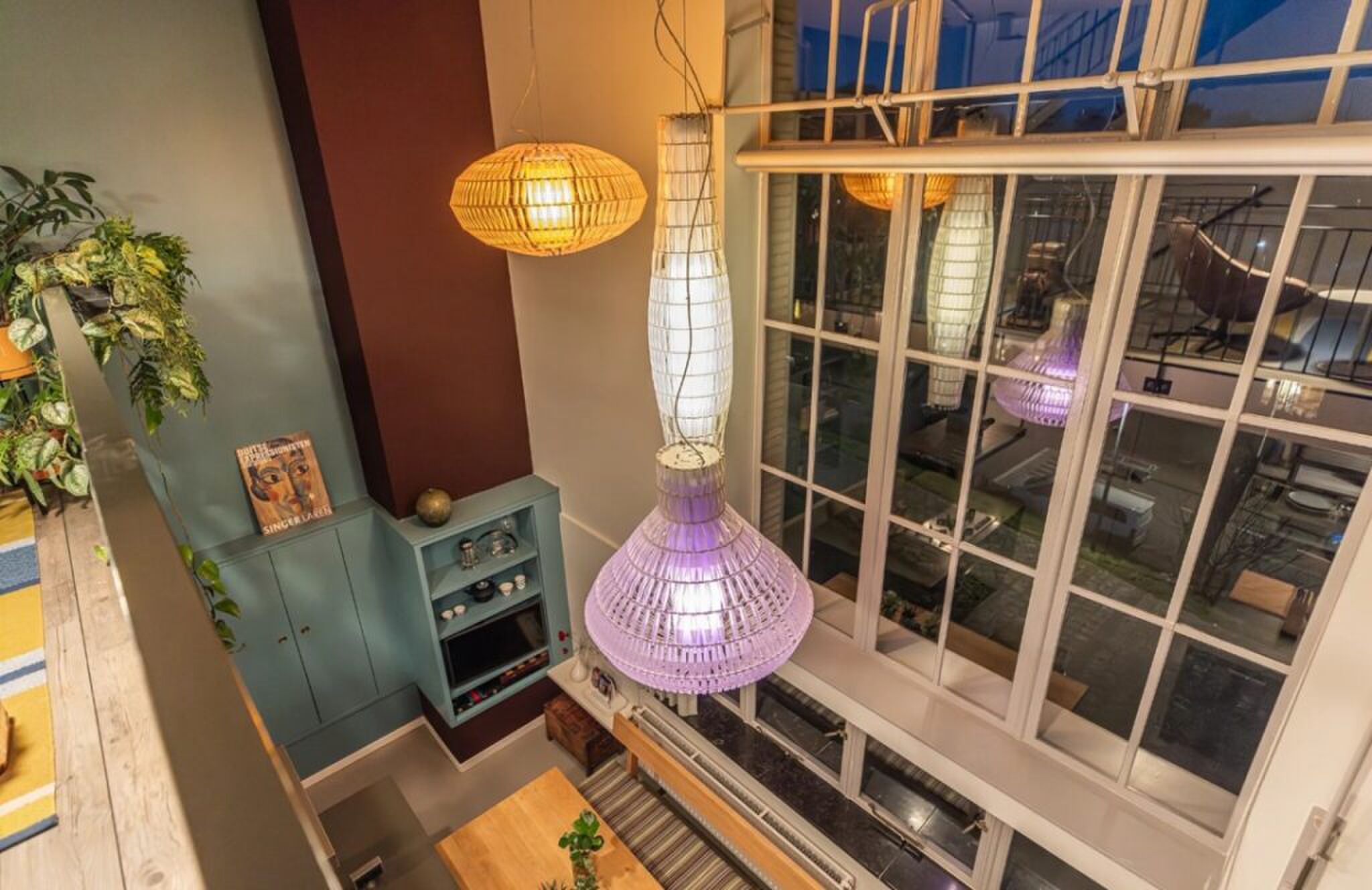 Het uitzicht door het grote raam.