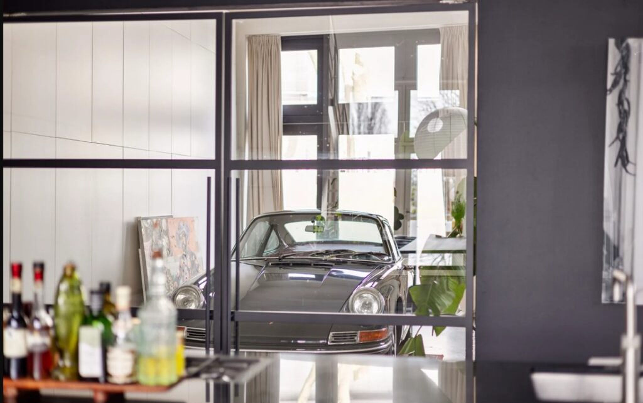 Het uitzicht op de auto vanuit de keuken.