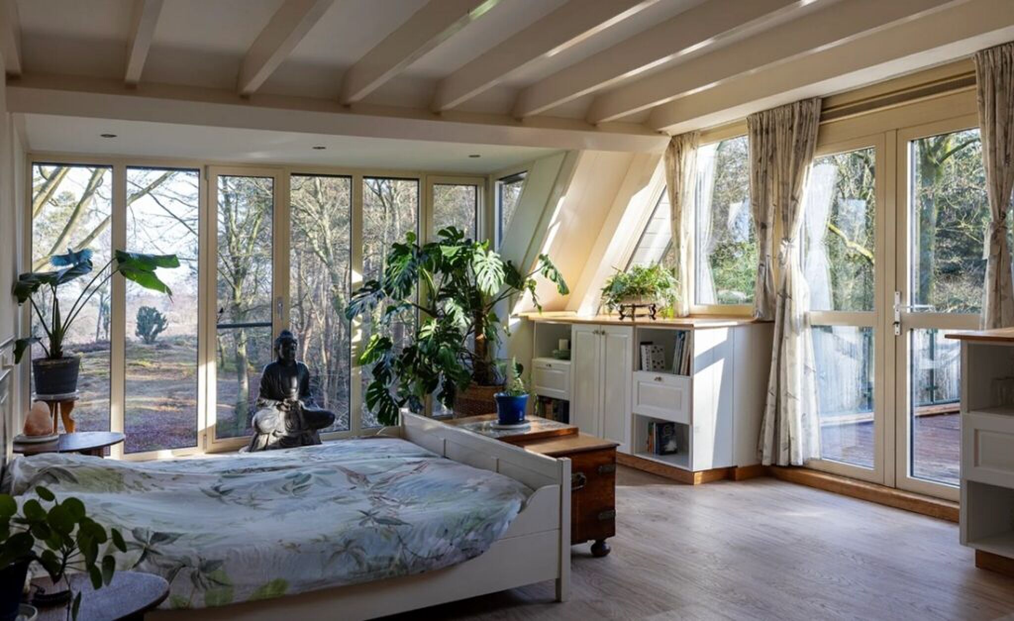 Een van de riante slaapkamers.