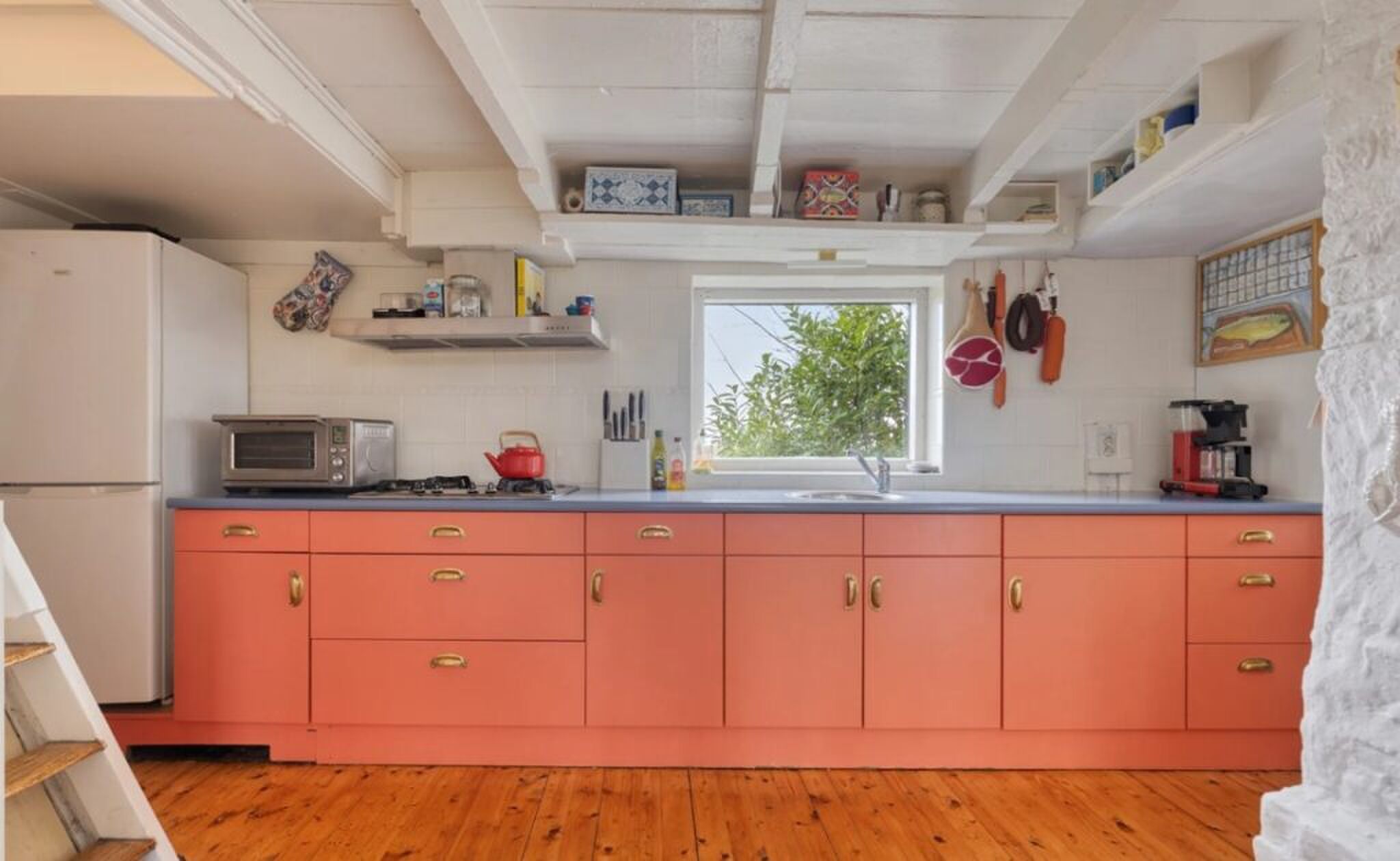 De keuken met kleurrijke kastjes.